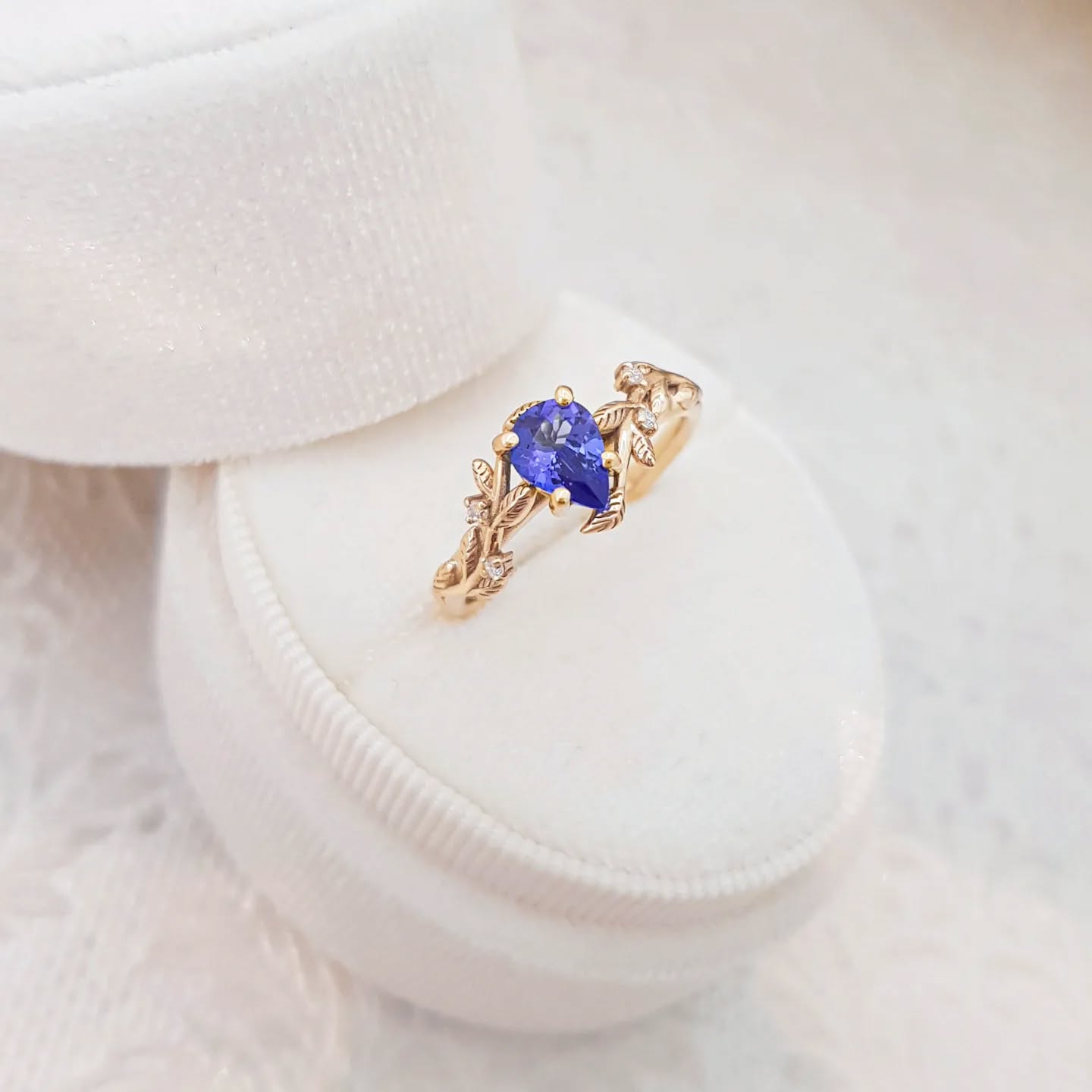 Hallo December - month of the 𝑻𝒂𝒏𝒛𝒂𝒏𝒊𝒕𝒆
info@dewetjewellers.com
