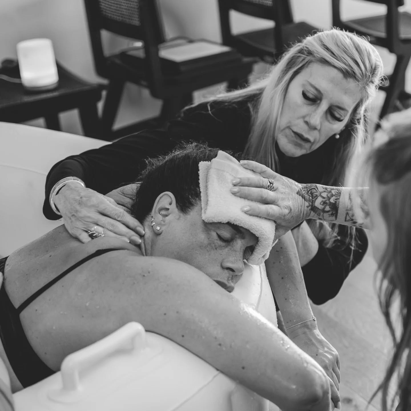 Labor asks so much of the body, but it also shows us how deeply we’re held. Every touch, every whispered reminder, every steady hand becomes part of the story… a reminder that strength is shared, not shouldered alone.
#arizonabirthphotography #homebirth #phoenixbirthphotographer