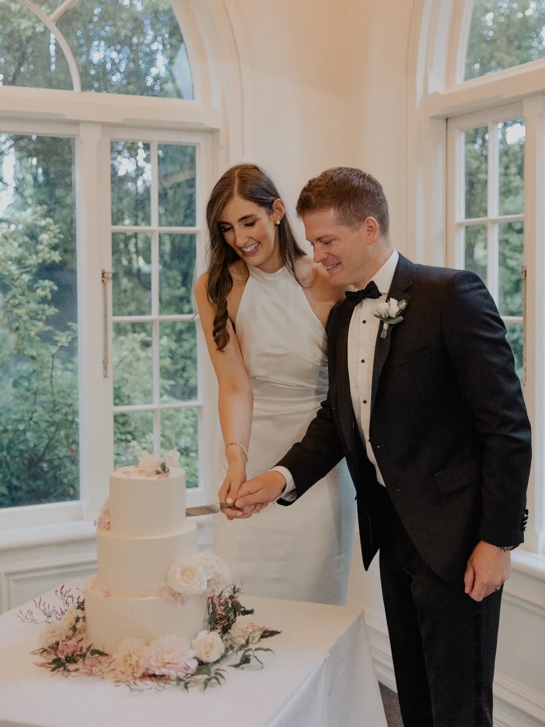C A K E
What a beautiful cake✨️
Your first act as a team; cutting the cake🫶
📷 @darrenburnettphotography
#bespokegown #weddingcake #cuttingthecake