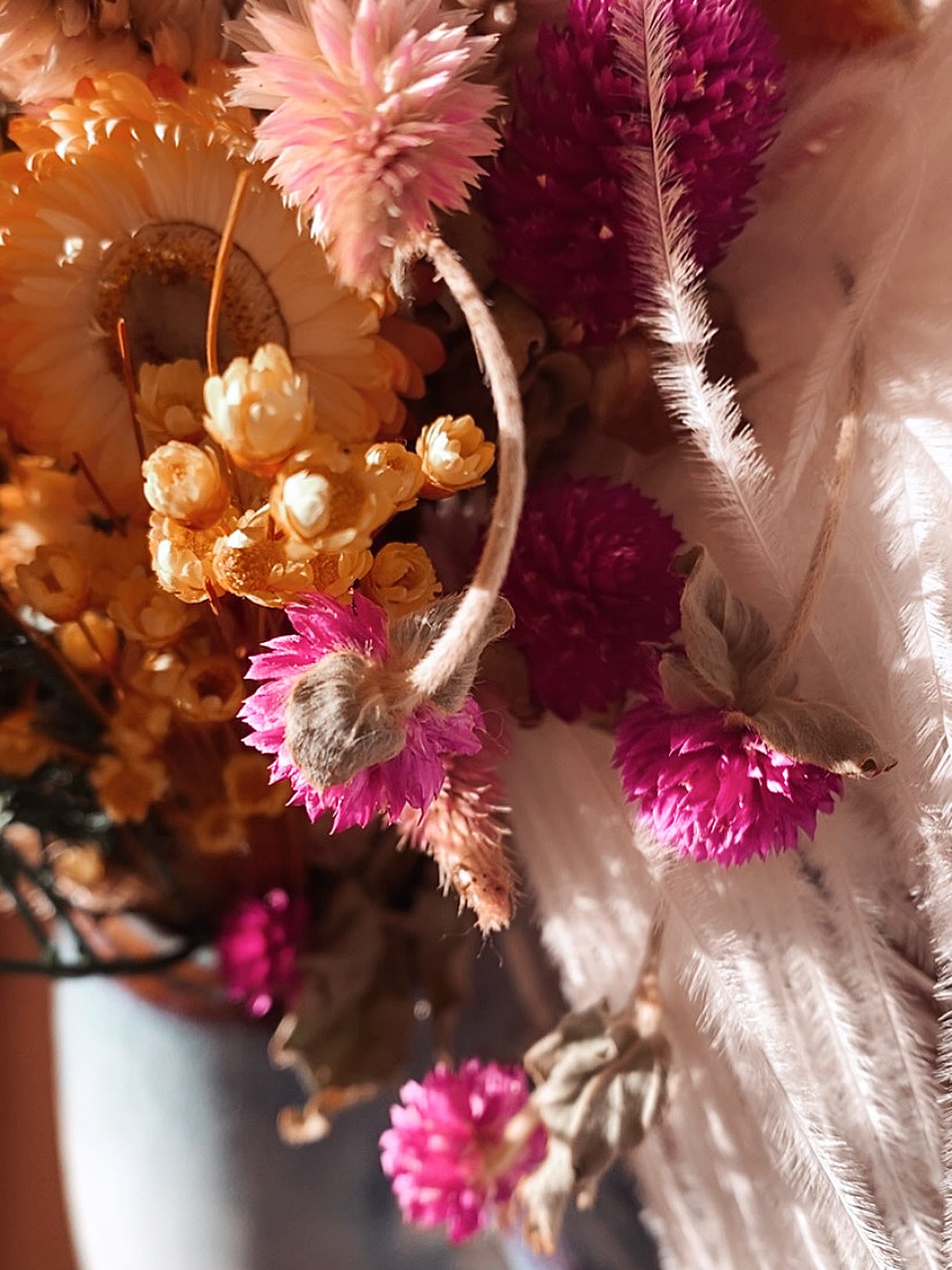 • C’ÉTAIT DOUX •
Il y a eu la neige.
La route pour arriver au chant des cimes.
Le soleil.
Les femmes qui ont senti l’appel qui sont arrivées.
Les pratiques.
Les bougies.
La nourriture comme une bénédiction.
Des questionnements qui ont refait surface.
Et si je devais arrêter tout ça ?
Et puis en plein bain sonore, pendant mes chants, me sentir à ma place.
Remettre au jour mes créations et être émue de sentir combien elles ont touchées le coeur.
Revoir mon oracle.
Celui que j’ai au creux du ventre depuis des années.
Accueillir de nouveau la vision du livre sonore pour enfant qui est arrivée avec Antoine.
Douter de nouveau.
Être auprès d’humains d’apaisants.
Repartir avec mes rêves un peu plus présents, plus lourds dans mon coeur, et mon esprit plus apaisé, plus léger.
Merci pour cette retraite S’APAISER @juju_karioka @annesophiebender_photographe @linayin , @danissemensajera , @conscience_sonore_sonotherapie , Jimmy, Amandine, Eliott et l’autruche.
Et l’air frais.
Et les arbres.
Et les instruments magiques.
✨