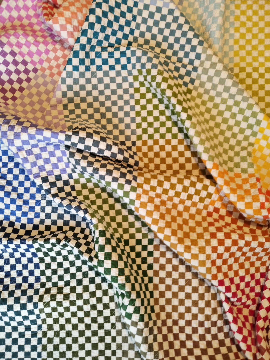 Sharing another shot of this rainbow postage stamp quilt for the grid. I love it so much. I'm not being modest when I say that it truly wasn't that difficult to put together. The small pieces make it look harder than it was!
I had an overwhelming amount of various white fabrics that I couldn't identify and way too many solids leftover from various projects, and all I had to do was strip piece, subcut, rotate a row, and rejoin for 12x12 blocks.
The magic is simply in the color play through block placement!
I highly recommend making your own scrappy color quilt in 2026 โค๏ธ๐งก๐๐๐ฉต๐๐๐ค๐ฉท