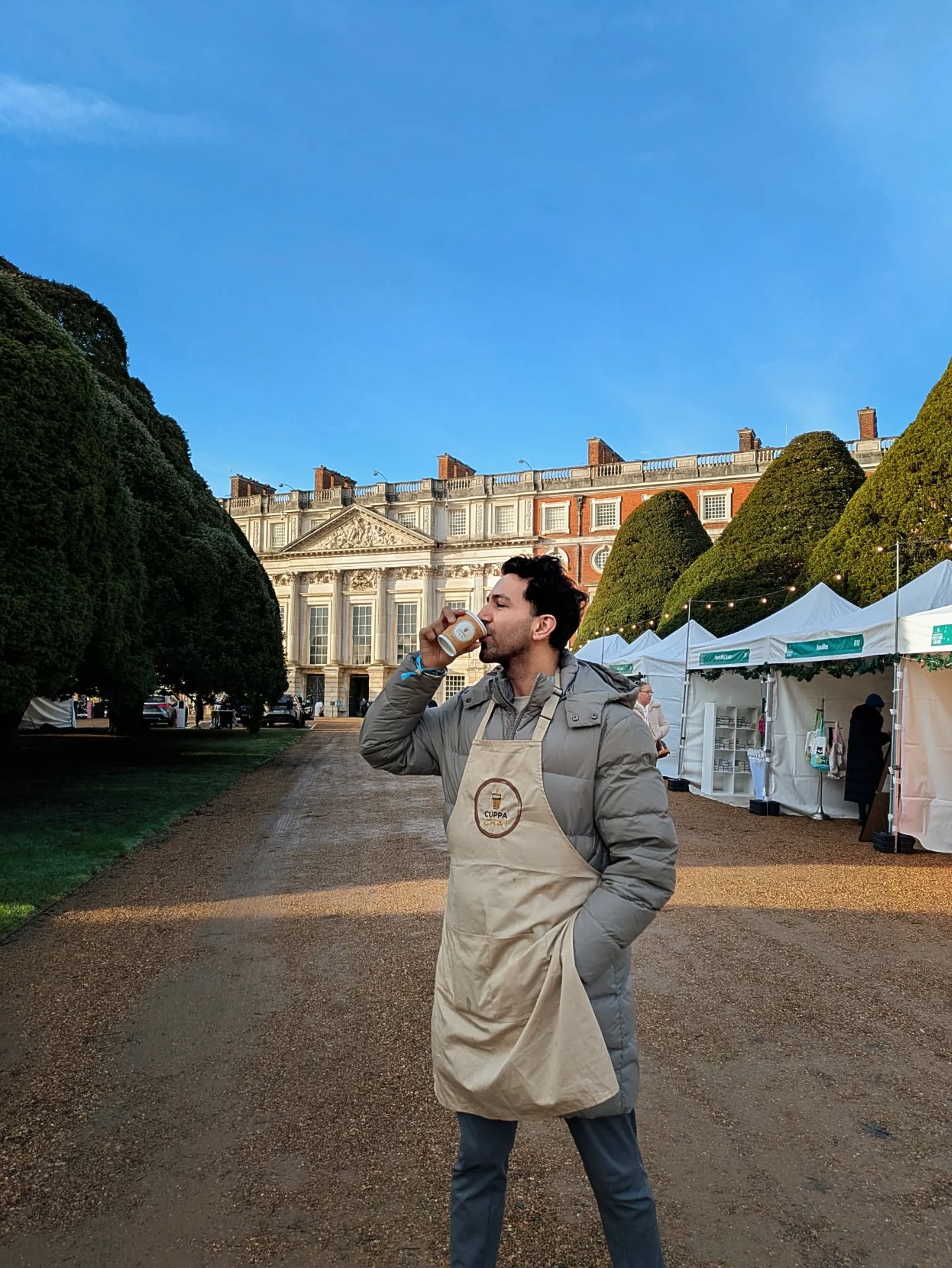 Thank you Hampton Court Palace for the third year at the Festival Fayre! 🏰 This year we were in the beautiful, great fountain gardens.
⏩ SWIPE to see a taste of the 2-person operation during peak hours!
.
.
.
#mycuppachai #tea #chai #indiantea #chaitea #teatime #timefortea #teablogger #smallbusiness #teareviewer #business #teaaddict #teasession #teablends #teaholic #desichai #india #teadrinker #masalachai #ilovetea #tealove #teabreak #teatasting #foodie #teaparty #drink #chaiwala #teaislife #breakfast #cuppachai