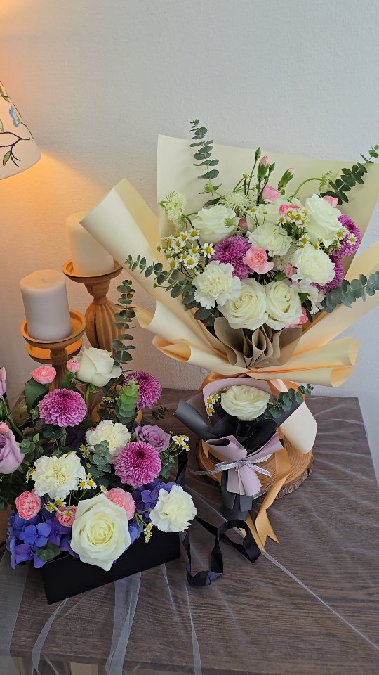 Basic Fresh Floral Course - 20 Oct ✨️
Master three beautiful floral arrangements in just one day: the elegant K-style Fresh Bouquet, a cute Mini Flower Bouquet, and a sophisticated Flower Box Arrangement.
.
DM or whatsapp us @ 94232010 / 85717679 for more information / sign up via leblancflorist.co/workshop
.
#leblancflorist #leblancfloristworkshop #flowerlesson #flowerbouquet #sgfloral #sgflowers #sgshopping #sgcrafters #sgflorist #workshopsg #sgworkshop #supportlocal #flowerclasssg #flowerclass #sgflowerclass #sgevents #craftedinsg #sgmakers #sgonlineflorist #flowerworkshopsg #花束 #網上花店 #花 #花店 #꽃 #韩式花艺 #花艺课程 #花艺 #花艺基础班 #新加坡花艺课