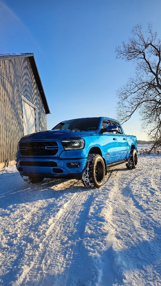 2020 dodge ram sport 1500.
After a complete Rotary cut, 2 polishing stages and @cquartzfinest Reserve ceramic coating. This Hydro Blue is showing its true colour and POP 💎💥 not bad for a daily driven truck with 12x,xxx km
💎complete vehicle paint decontamination and detail
💎3 stage paint correction
💎Cquartz Finest Reserve Ceramic Coating
💎Custom front-end Stek DynoShield PPF by @makeitshinedetailing
💎Stek DynoForce tinted headlight PPF
💎Windows coated with @carpro Gforce window Coating
@stekcanada
@carpro_official
@stek.usa
@cquartzfinest
@carpro_us