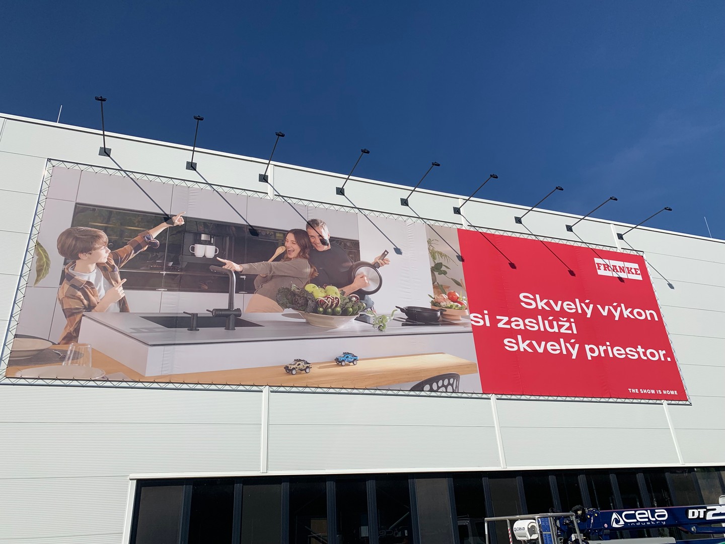 Vidíme výsledok, nie len návrh. Naše veľkoplošné bannery a fasádne grafiky z lokálnej výroby zaručujú rýchle nasadenie a skvelú čitateľnosť aj na rušných akciách. Robíme celý proces od dizajnu po montáž, aby ste sa mohli sústrediť na event. Link in bio 🔧📣🎯
Páči sa vám tento štýl kampane? Napíšte, radi poradíme pri riešení pre vašu značku.
#veľkoplošnáreklama #lokálnavyroba #eventreklama #JohnyOak #vizuálnareklama #branding #outdooradvertising #printovanie