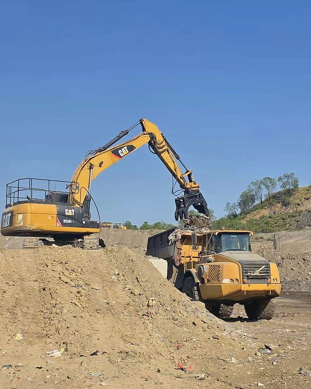 Our Aussie-designed heavy-duty dual hydraulic grabs don’t just look tough - they are tough.
We hire & sell these grabs, call our team for pricing.. Tried and tested through our hire fleet, they are built to last..
#RediPlant #AussieBuilt #AttachmentHire #HeavyDutyGrap #CivilHireQLD #ExcavatorHire