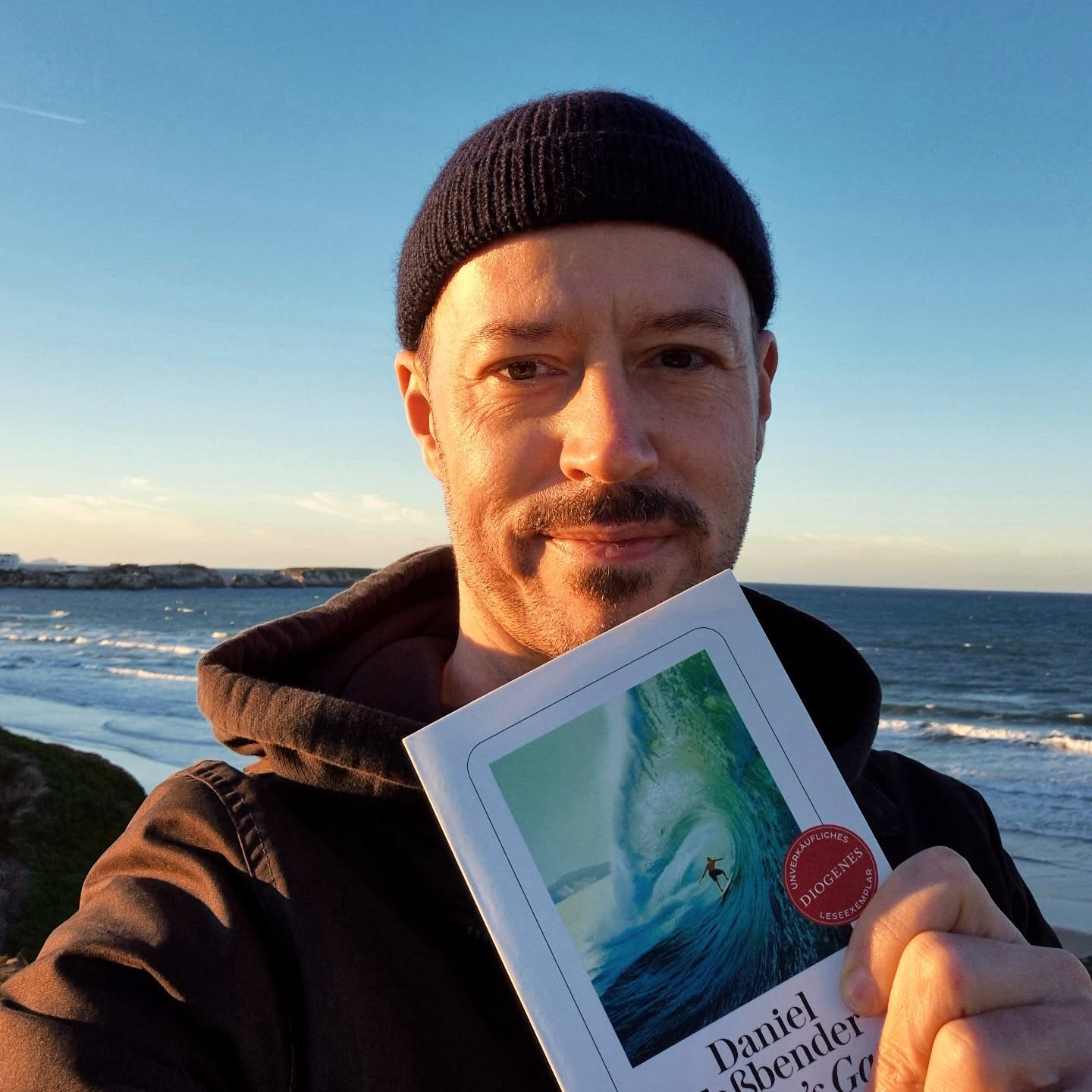 Ich war eine Woche in Peniche, Portugal, zum Surfen und Schreiben und oben an den Klippen über Gigis und Lagide hatte ich einen ziemlichen Full-Circle-Moment. Ich bin mit dem Leseexemplar von Heaven's Gate an den Ort zurückkehrt, an dem ich die ersten konkreten Szenen für den Roman geschrieben habe und die ersten Motive entstanden sind. Der große Regen, zum Beispiel. Oder Carmelita, die Vermieterin von Caruso. Sie ist nach einer Mitarbeiterin meiner Unterkunft damals benannt. Das müsste 2020 gewesen sein. Mitten in der ersten Coronawelle. Damals habe ich schon in genau das schwarze Notizbuch geschrieben, das ich auch heute noch für alles nutze, was mit dem Buch und der Reihe zu tun hat. Surf Noir war damals mein Arbeitstitel. Heute nutzt der Verlag Surf Noir für die internationale Vermarktung. Was ist die Moral von Geschichte? Manchmal dauert es fünf Jahre, aber dann wird alles gut. Vielleicht gibt es auch keine Moral. Ist ja meistens so.
#krimi #kriminalroman #thriller #crime #autor #autorenleben #schriftsteller #schreiben #buch #bücher #lesen #buchliebe #buchtipp #bookstagram #bookstagramgermany #krimiserie #kriminal #autorenaufinstagram #danielfassbender #wellenreiten #surfen #diogenesverlag #heavensgate #caruso #surfnoir #igreads