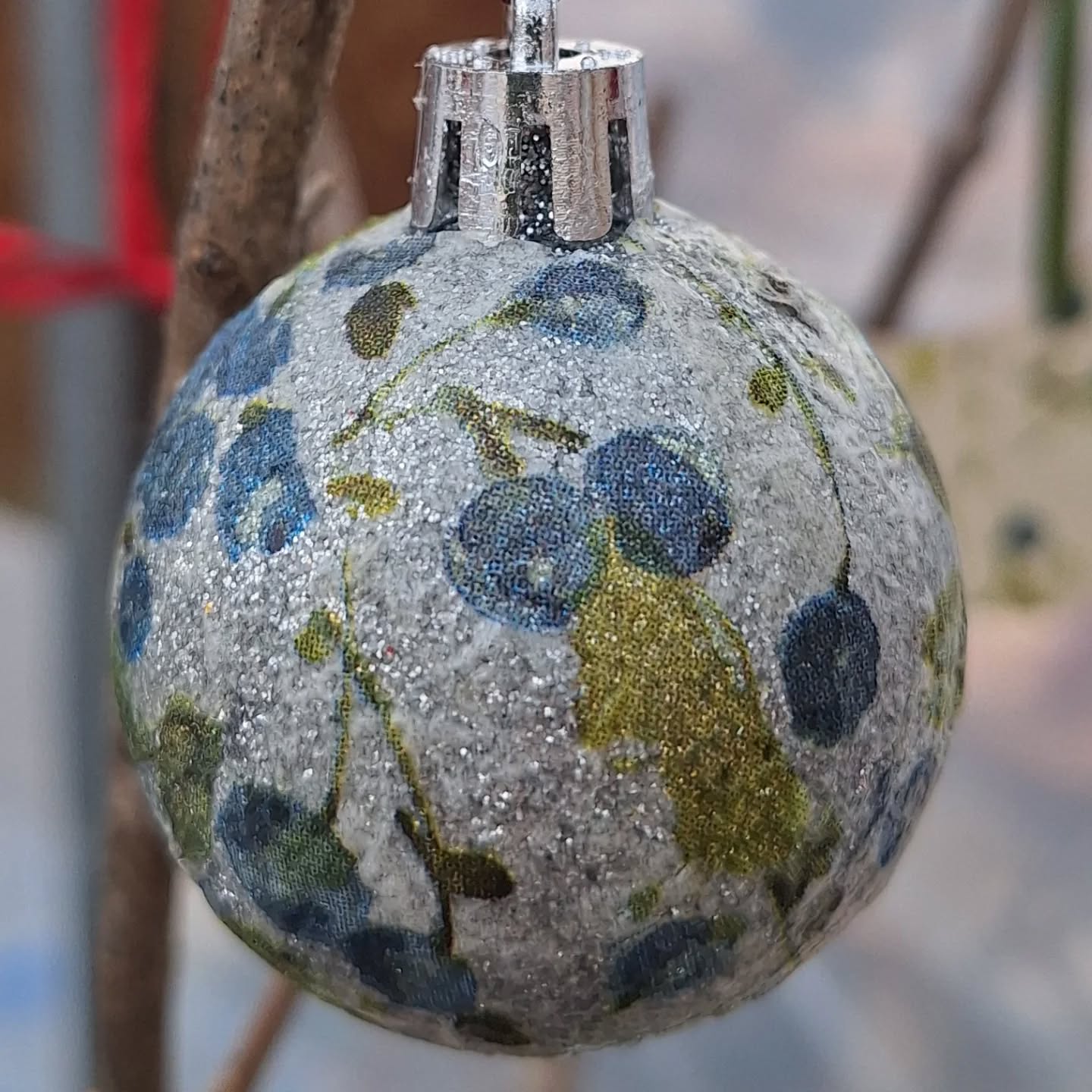 Bells are ringing at week 3 of 4 at Guini Ridge Holiday Market. 🌲 A pair of my bee earrings are going to a budding entomologist 🐝, and my squirrel zipper bag will be traveling to Spain! ✈️ Holiday stories are half the fun. ❤️
.
.
.
.
.
.
#shoplocalsupportlocal #rocklandmainearts #smallbusinessmaine #holidaymarketmaine #midcoastmaine #lovegoats #witchbells #handmadeearrings❤️ #zipperbags #handmadegifts🎁 #handmadeornaments #decoupageornaments #guiniridgefarm