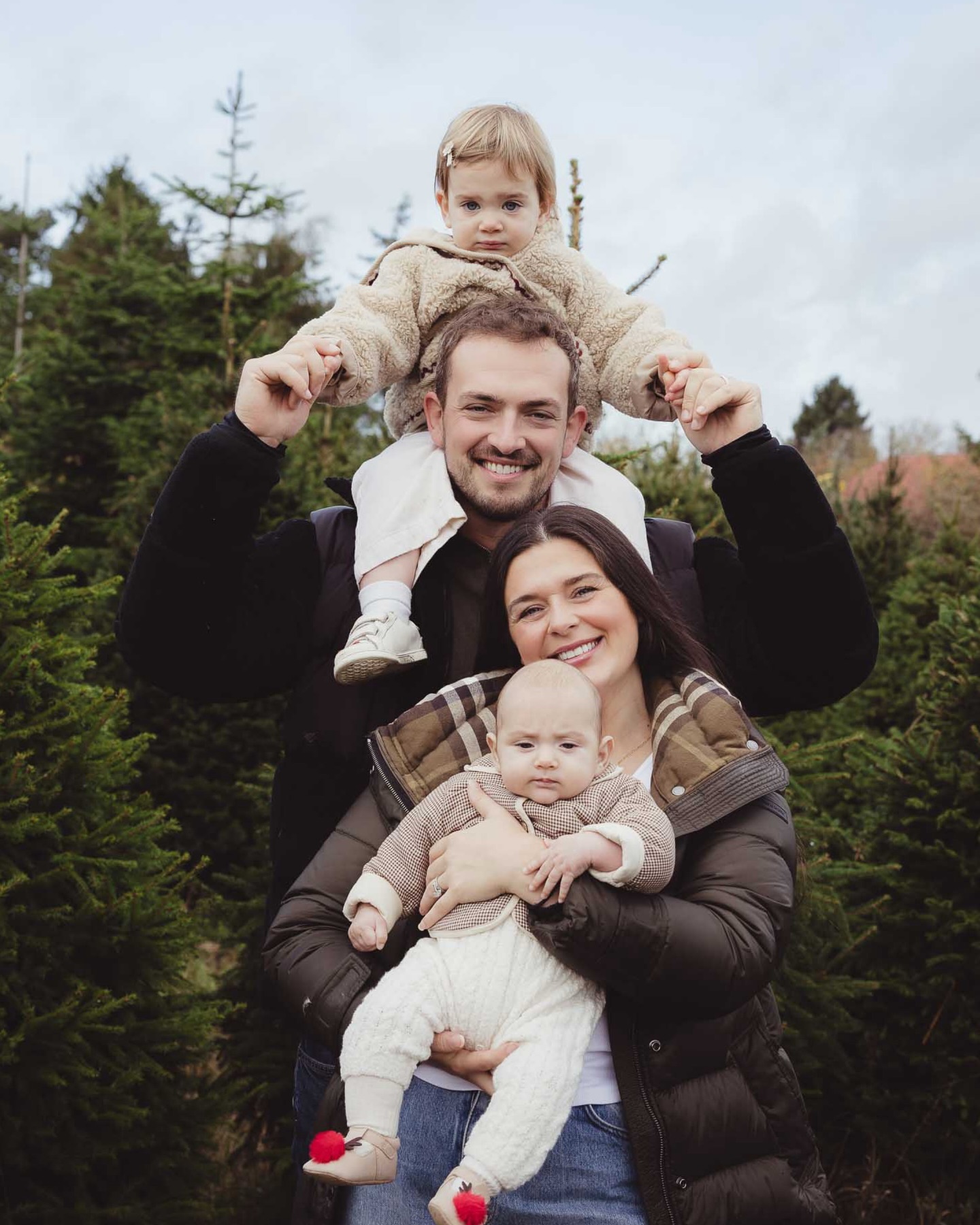 Now it’s officially December, it feels more than appropriate to fill my feed with Christmas photos 😆🎄
These are some of my faves from this year’s festive minis. Two magical days at @fredsmithchristmastrees with lots of familiar faces returning again, and some new families too!
I think this one might have been my favourite year yet!!
If you fancy some festive action next year, be sure to be on my mailing list. Drop me a message or sign up in my link in bio 🎅🏻