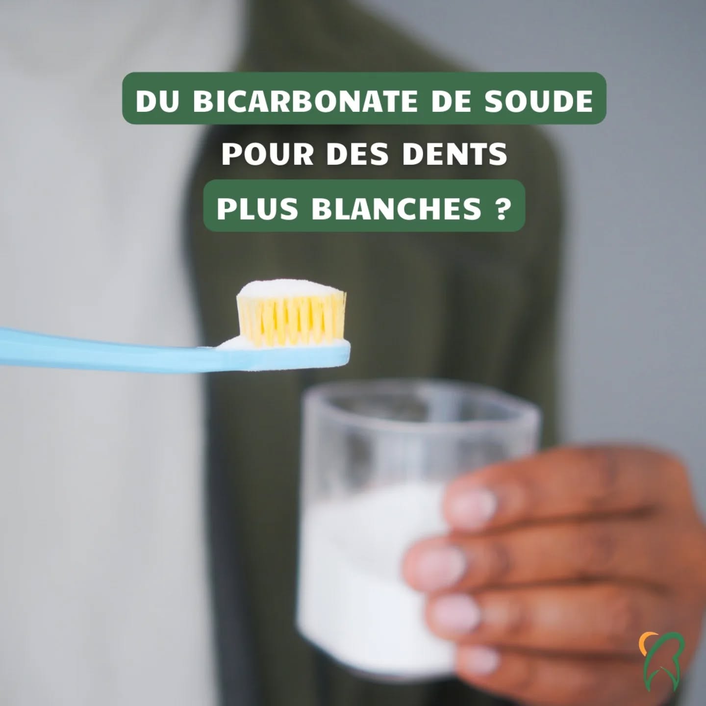 Efficace ? Risqué ?
Le bicarbonate peut effectivement aider à éliminer les taches de surface (café, thé, tabac) grâce à son action légèrement abrasive. C'est d'ailleurs pour cela que certains dentifrices en intègrent.
⚠️ Mais nous déconseillons fortement cette pratique à la maison : utilisé trop fréquemment ou à la place d'un dentifrice fluoré, le bicarbonate est nocif pour vos dents. Sans fluor : il ne protège pas contre les caries; et un brossage régulier fragilise l'émail et irrite les gencives.
💡 Au cabinet en revanche, nous utilisons le bicarbonate de manière professionnelle et contrôlée : lors du détartrage, nous finissons avec un polissage à l'airflow (qui contient du bicarbonate) pour éliminer les taches résiduelles.
Cette technique n'est appliquée que 2 fois par an maximum, ce qui la rend totalement sûre, contrairement à un usage régulier à la maison.
.
.
.
#RoddeetAssocies #airflow #bicarbonate #astuce #dentiste #dentist #Luxembourg #dentsblanches #santedentaire #hygienedentaire #luxembourg