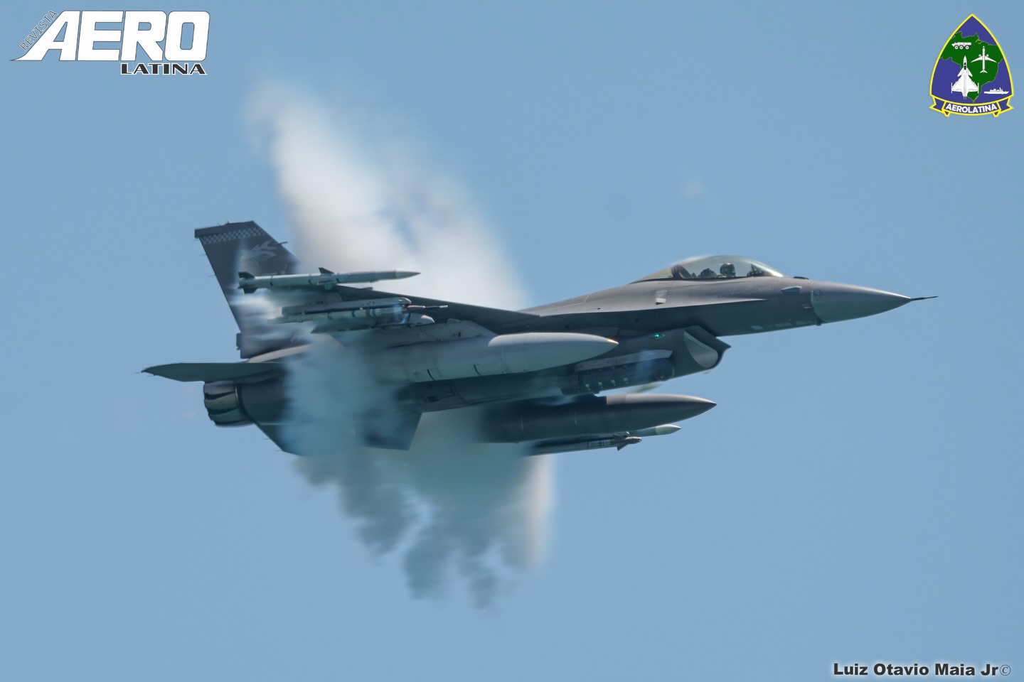O chão treme com a sua passagem, o registro captura todo o poder e precisão do caça F-16 Fighting Falcon da USAF em máxima performance durante o Hyundai Air & Sea Show, realizado na praia mais famosa dos Estados Unidos, Miami Beach.
Repare no detalhe do vapor nas asas formando o que conhecemos como “condensação” e tornando visível o famoso “Cone de Mach.”
“Marque aquele amigo que ama aviação militar”
#Aviação #AviaçãoMilitar #FighterJet #AviationPhotography #PlaneSpotting #AviationLovers #AviationDaily #MilitarAviation #AviationGeek