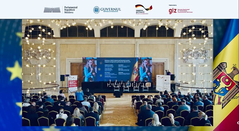 Astăzi am participat la un eveniment axat pe rolul Parlamentului și al instituțiilor naționale în procesul de integrare europeană a Republicii Moldova.
În cadrul sesiunilor, s-a discutat despre:
- Cooperarea și coordonarea dintre Parlament și Guvern în avansarea agendei europene;
- Transparență și dialog public, esențiale pentru un proces de aderare credibil;
- Implicarea societății civile și modul în care aceasta contribuie la responsabilizarea instituțiilor;
- Experiențele altor state care au parcurs cu succes drumul spre Uniunea Europeană.
Reuniunea cu deputați, reprezentanți ai Guvernului, diplomați și experți europeni a oferit un spațiu util pentru a impulsiona eforturile comune de consolidare a democrației și de accelerare a procesului nostru de integrare.
Aderarea la UE este un proiect național – iar fiecare dintre noi face parte din acest efort comun 🇲🇩🇪🇺
Felicitări, GIZ Moldova, pentru organizare!
#UE #ianastantieru #integrareeuropeana #conferinta #moldova #gizmoldova