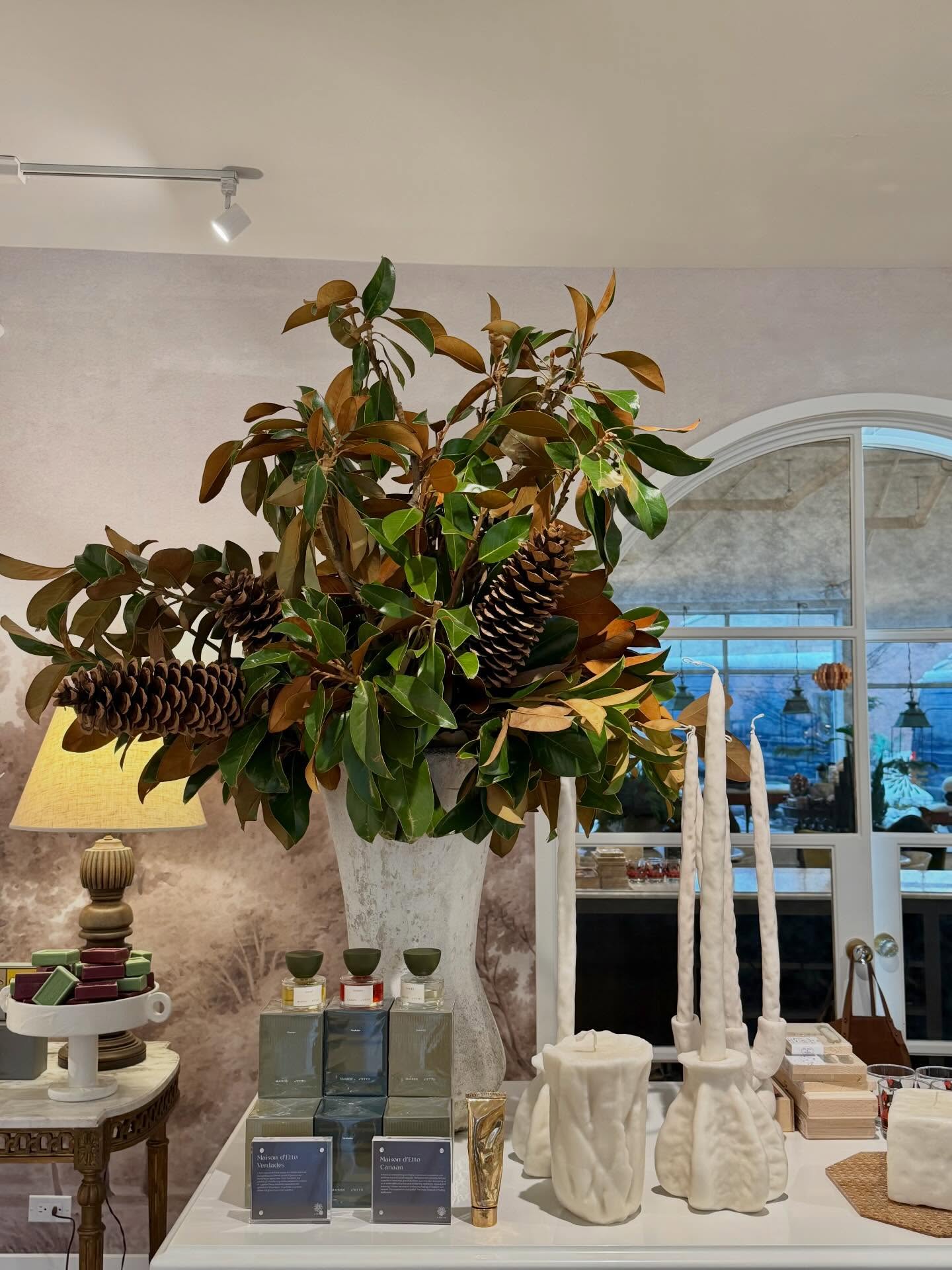 Happy to be back at it today. What better way than with a 4ft tall magnolia beauty?!
.
.
.
.
.
.
.
.
#magnolia #centerpiece #floraldesign #luxuryflorist #northshore #winnetka @barbaraparkerfinejewelry @archbylaurawhite