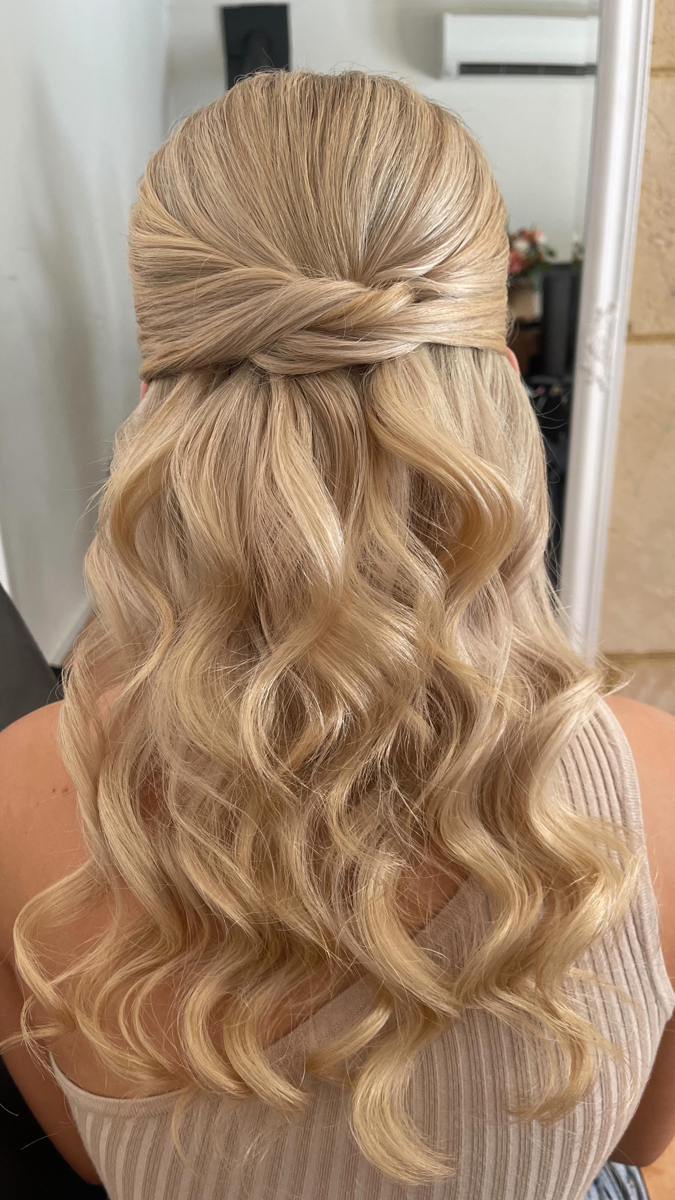 What if I told you…
This half up not only looks stunning on everyone but feels secure, is comfortable AND lasts all night!
What’s not to love ✨
📌 Save it for your next event x
#bridesmaidhair #blondebridesmaid #halfuphalfdownhair #romanticwaves #bridalwaves #softglamhair #perthweddinghair #perthbridesmaid #waweddingstylist #weddinghairinspo #bridalhairstylist #texturedwaves #blondehairinspo #weddinghairstyling #modernbridalhair #bridalstylistperth #jarrahfallswedding #romanticbridesmaidhair