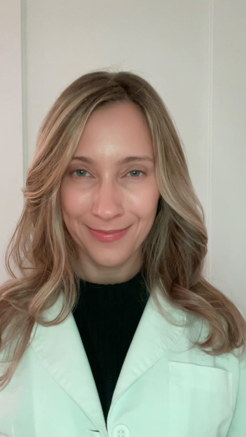Prevention is everything in skincare- and it turns out, the same is true for hair! @areyhaircare takes that proactive, science-backed philosophy and applies it to aging hair. What’s unique is that Arey doesn’t just cover greys- it addresses why they happen. Ingredients like biomimetic peptides and antioxidants target oxidative stress, the same process that contributes to visible skin aging. Use code DRHADLEY for 15% off.