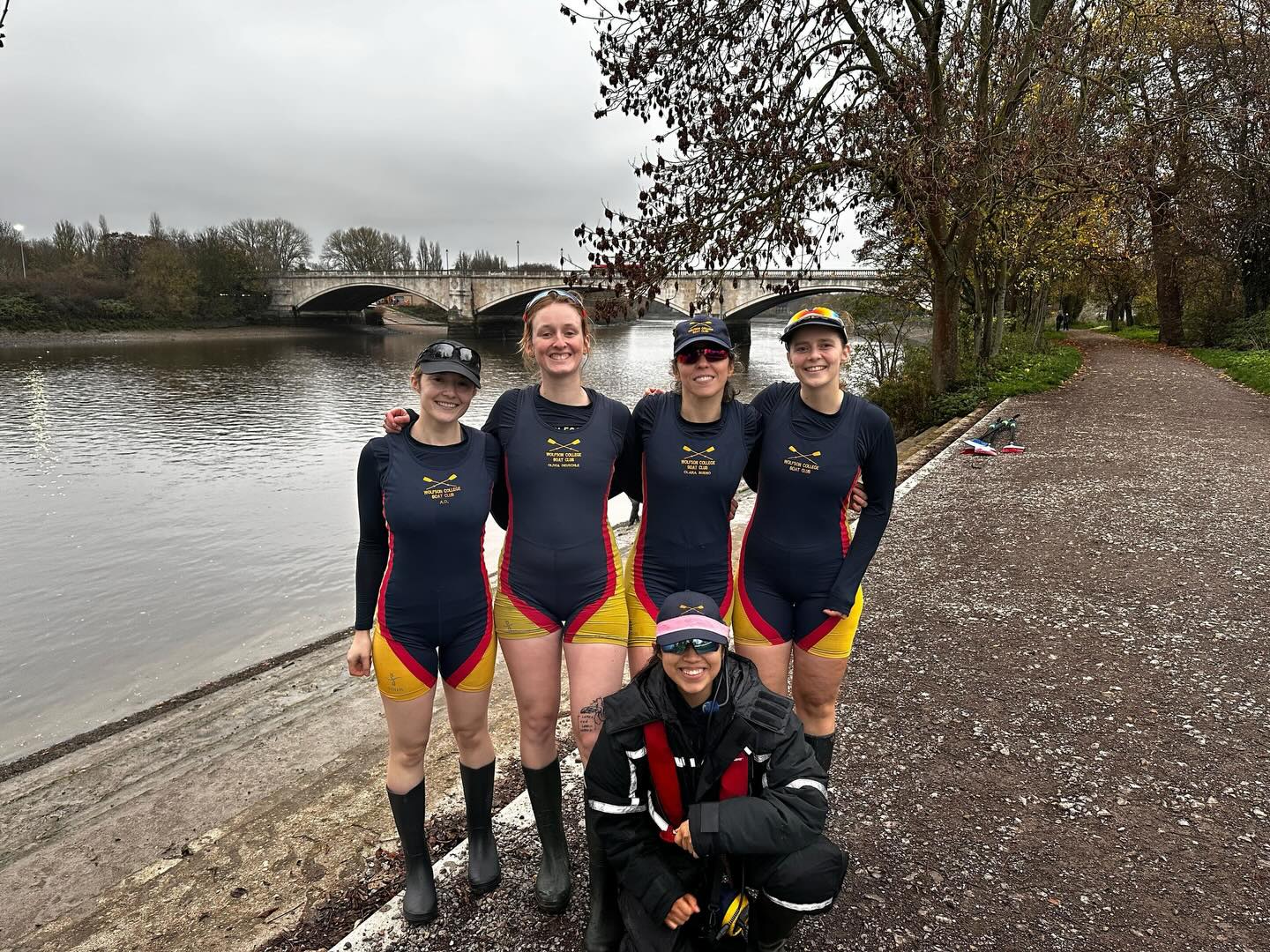 Michaelmas Regatta Recap 🚀
In mid-November, a few of our seniors took on the challenge of 4’s Head - a very long race (6.8km) followed by an even longer row back to Putney. Yet, the crew stayed composed and sharp, and did not let Kings (a close opponent) get ahead of them. Yeah Wolfson! 🐺
Kudos to the crew:
Cox: Martha
Stroke: Lara
3: Olivia
2: Clara
Bow: Alison