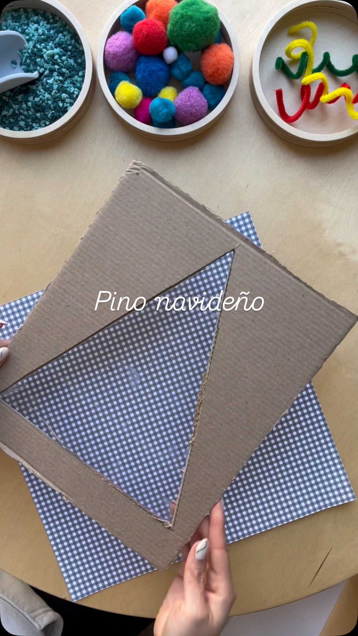 15 días para Navidad! 🌲 Acá les dejamos esta actividad sencilla y que le en encantará a los más peques de la casa
.
Es tu turno, muéstranos los pinos navideños de tu familia
.
#matandpad #kidscraft #actividadesparaniños #actividadesdenavidadparaniños #christmastime #christmascrafts