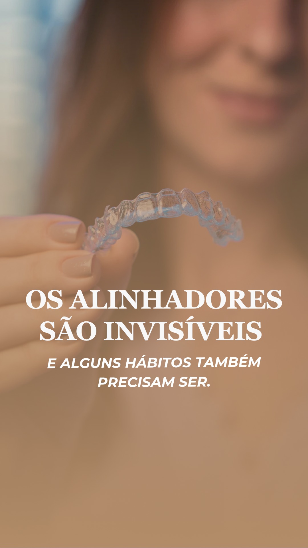 Os alinhadores são invisíveis e alguns hábitos com eles também precisam ser.
O Theo brincou, mas falou verdades: tirar o alinhador na mesa, guardar no guardanapo, deixar em qualquer canto… tudo isso aumenta o risco de perda, quebra e contaminação.
Tudo isso parece pequeno, mas aumenta o risco de perda, quebra e contaminação das peças e, o pior, causa interrupções que atrasam o resultado do tratamento.
Cuidar dos alinhadores é simples quando você sabe o jeito certo:
✔️ Use o estojo
✔️ Retire e recoloque em local discreto
✔️ Higienize os dentes antes de recolocar
É esse cuidado que garante um sorriso alinhado, discreto e previsível.
Se você quer começar um tratamento com segurança, conforto e acompanhamento próximo, estou aqui pra te orientar em cada etapa.
👉 Agende sua avaliação no link da bio.
📍 Atendimento especializado em Belo Horizonte.
#alinhadoresinvisíveis #ortodontiabh #dentistabh #bucomaxilobh