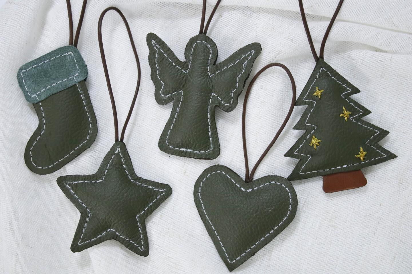 Our deep green leather has been one of my favourites to work with this Christmas season 🌲 It has this rich, forest-like depth to it and it just feels MADE for December. I used it for our Christmas stockings and little ornaments, and I love seeing it come to life in these pieces!
My favourite ornament is the little Christmas tree. I added tiny hand-stitched stars using glittered embroidery floss, something I’ve never worked with before. A first for everything… and such a fun detail to bring in. ✨ #handmade #christmasornaments🎄 #christmas #leatherwork #leathercraft