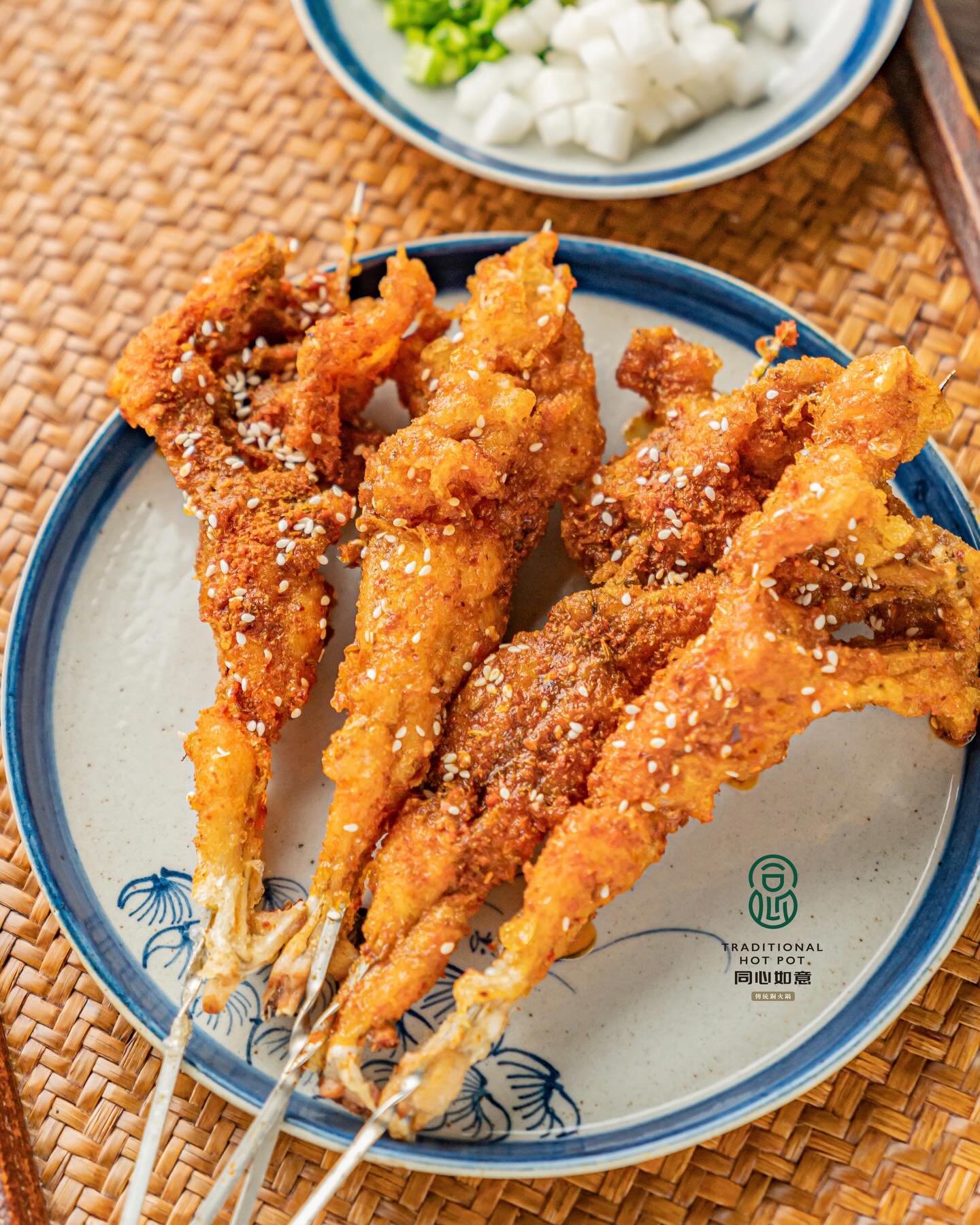 🔥 One of Tong Xin Ru Yi’s All-Time Favourite Side-dishes🔥
Crispy on the outside, juicy on the inside.
Meet our crowd-favourite — Frog Leg Skewers 🐸✨
We use only the freshest and largest bullfrogs,
marinated, lightly battered and deep-fried to golden perfection.
Think of it as a bullfrog tempura — light, crunchy, and insanely addictive.
🎉 Special Treat
👉 $8 for 2 skewers per portion
Perfect as a starter, a bar snack, or alongside your hotpot.
Once you try it, you’ll always order it again.
Islandwide delivery available🚛
#TongXinRuYi #FrogLegSkewers #SingaporeFood #MustTry #HotpotSnacks #FoodieSG