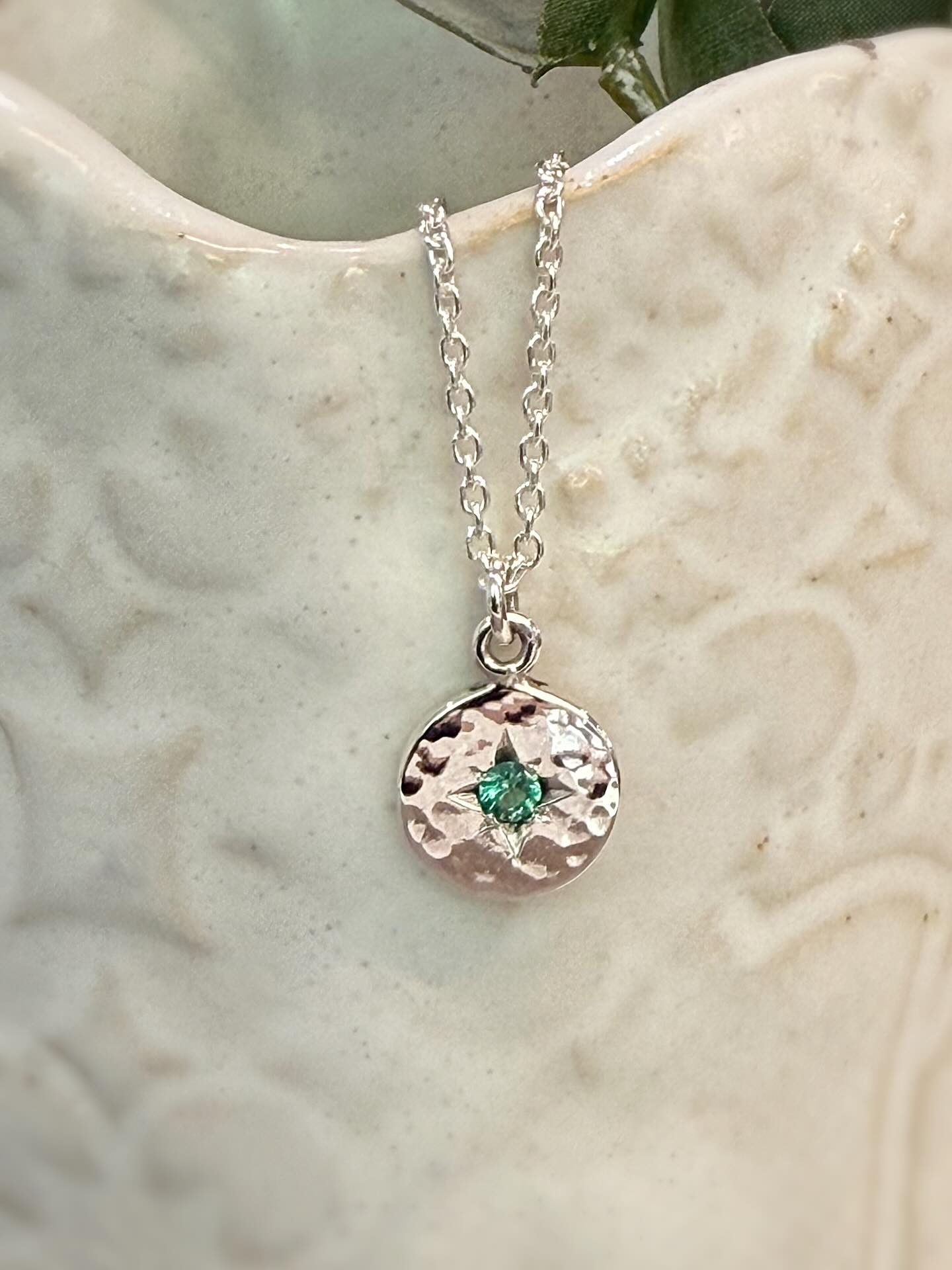 Some cute little textured creations just finished for Christmas 🎁
#emeraldandsilverpendant #rubyandsilverpendant #texturedsilverpendants #handcraftedjewellery #handmadegiftideas #madeinleura #manufacturingjeweller #bluemountainsjewellery #bluemountainsshopping #christmasshopping #shoplocal