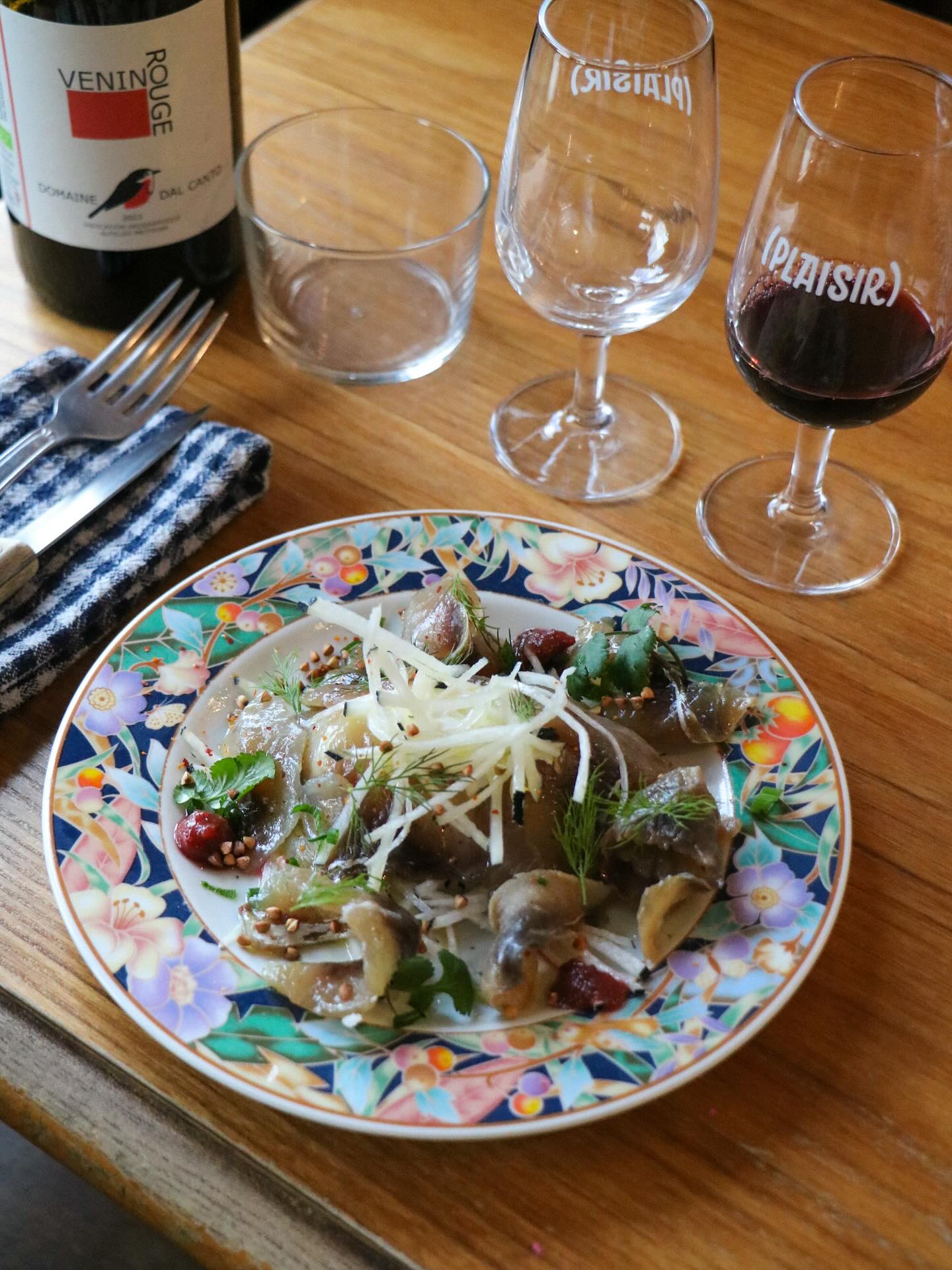 Suggestion Plaisir 🍃
Chaque semaine, la cuisine met sa créativité à l’œuvre pour vous proposer de nouveaux Plartages de saison dans sa carte du soir.
Dans les suggestions du moment, un Gravelax de Mulet avec un Fontainebleau au citron Corse et poivre de Sichuan, quelques radis pour ajouter une touche de piquant.
Tu viens goûter ?
📷 @aurore.buddhi
#annecy #bistroannecy #restaurant
