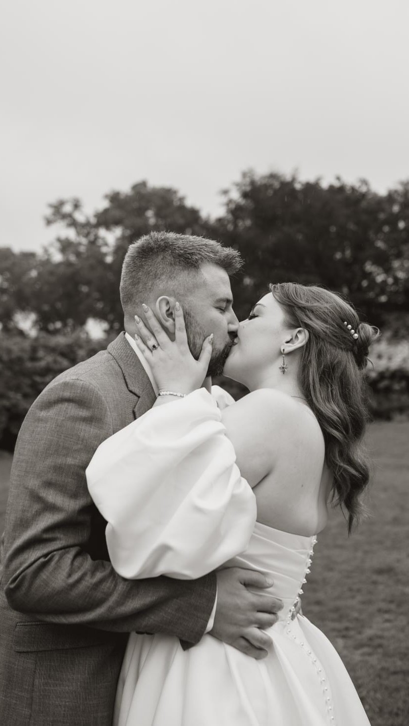What a CUTE DAY. Nothing and I mean nothing was stopping these 2 having the best day of their life. Storm? Don’t even know her! ⛈️
It was so gorgeous to come along and sing for the beautiful Aimee and Ashley on their special day back in September. It was lovely to see them again as I’d previously met them at a wedding last year for their good friends Bella and George (who I also got to see again yayyy)
Aimee walked down the aisle to this atmospheric Taylor song and it was just such a perfect moment… I mean that dress?!?
@thorpegarden is a firm fave venue of mine and the place was styled to perfection by @bramble_lane in a celestial theme ✨
We sang a lot! Even to @wolvesofglendale (a first for me at a wedding) Musical bingo was a HIT and it was just so lovely to have been a part of this day 💕 thanks so much you two!
Photos - @phoebesarahphoto
Styling - @bramble_lane
Video - @firstchapterfilm
Hair - @hairby_kerry
Makeup - @makeupby_harper
Venue - @thorpegarden
Flowers - @flowerdesignlichfield
Dress - @theivoryedit_