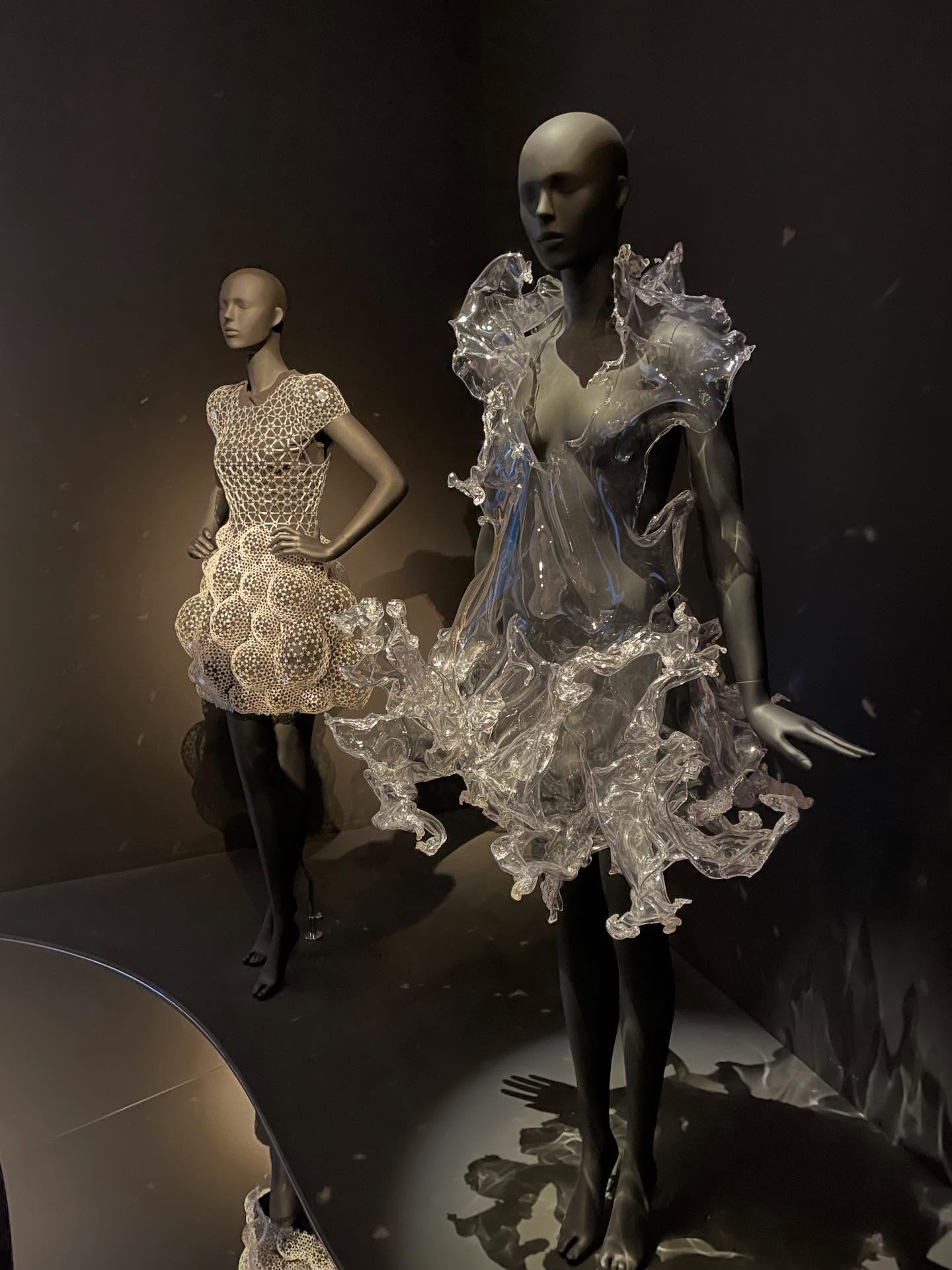 Bewonder de ontwerpen van @irisvanherpen in de @kunsthal !