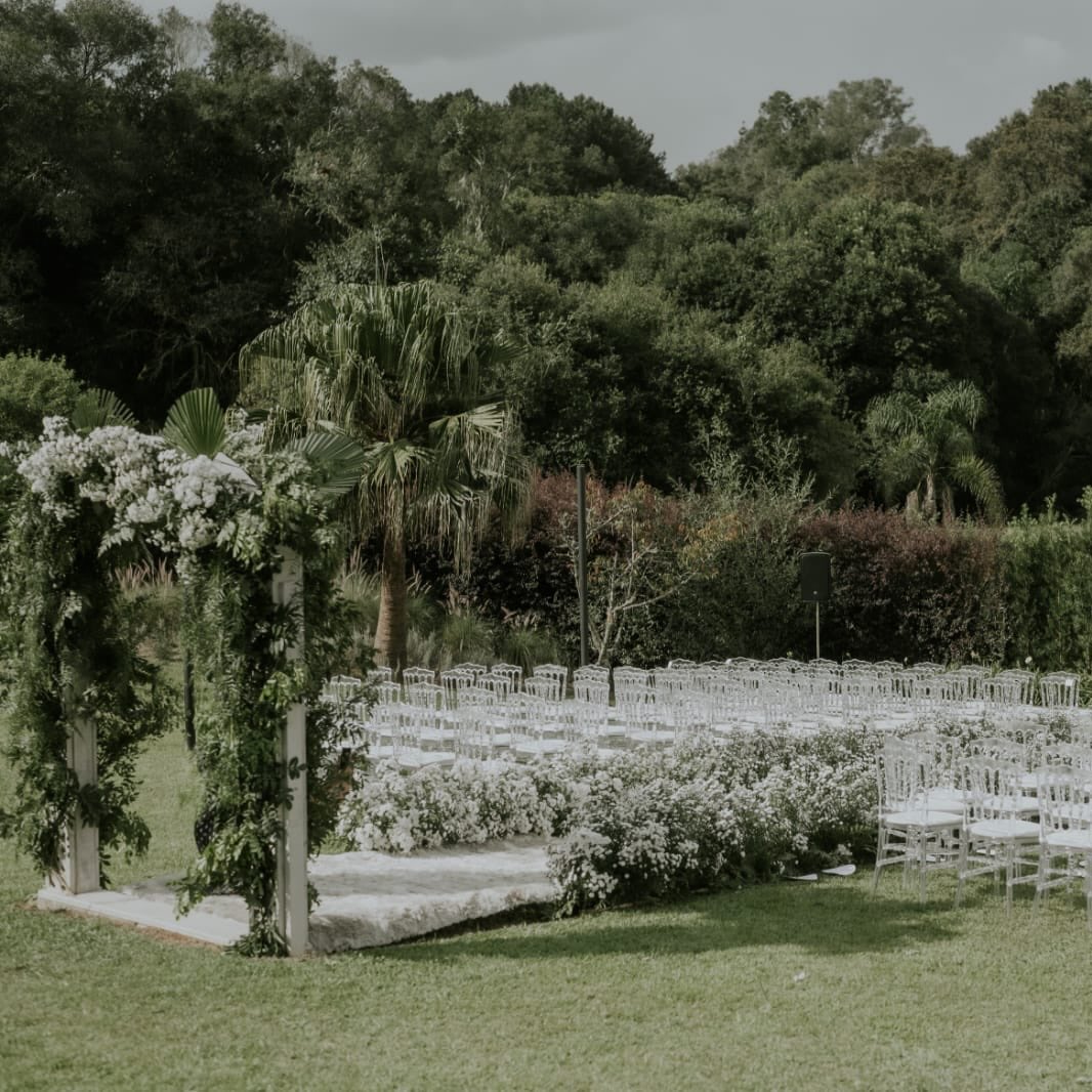 Nossos jardins foram pensados para transformar luz, paisagem e emoção em cenário.
O resultado? Fotos inesquecíveis e uma experiência que encanta do primeiro ao último olhar.
Fotografia por @sheephouseweddings
Decoração por @flordeangelinaa