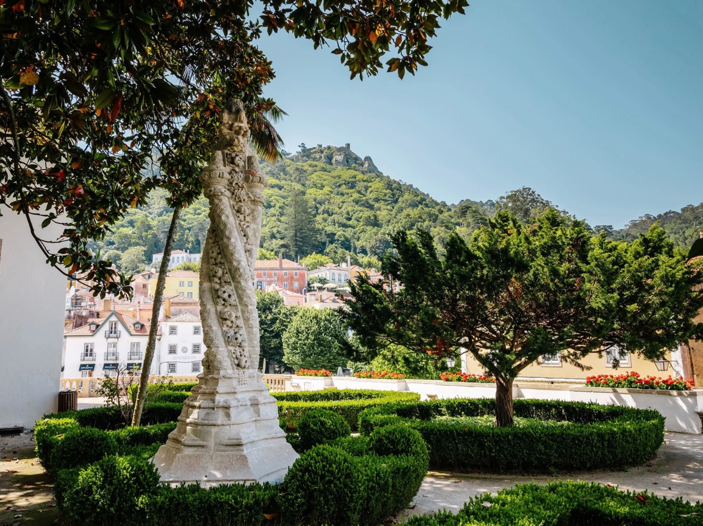 📔🍃✍🏼 Caderno de Campo: um miradouro natural
O seu nome - Jardim da Preta - deve-se a uma composição em massa pintada, representando uma negra lavadeira de roupa acompanhada de uma figura masculina de libré vermelha. No centro deste jardim ergue-se uma coluna torsa manuelina de grandes proporções que, até ao início do séc. XX, se encontrava no largo em frente à entrada do Terreiro do Palácio, então um espaço fechado.
©PSML | 📷 Luís Duarte
#cadernodecampo #sintraph30 #patrimóniocultural #worldheritage #unesco #opatrimónioécool #30anos30ações #landscapedesign #naturalheritage #naturalhistory