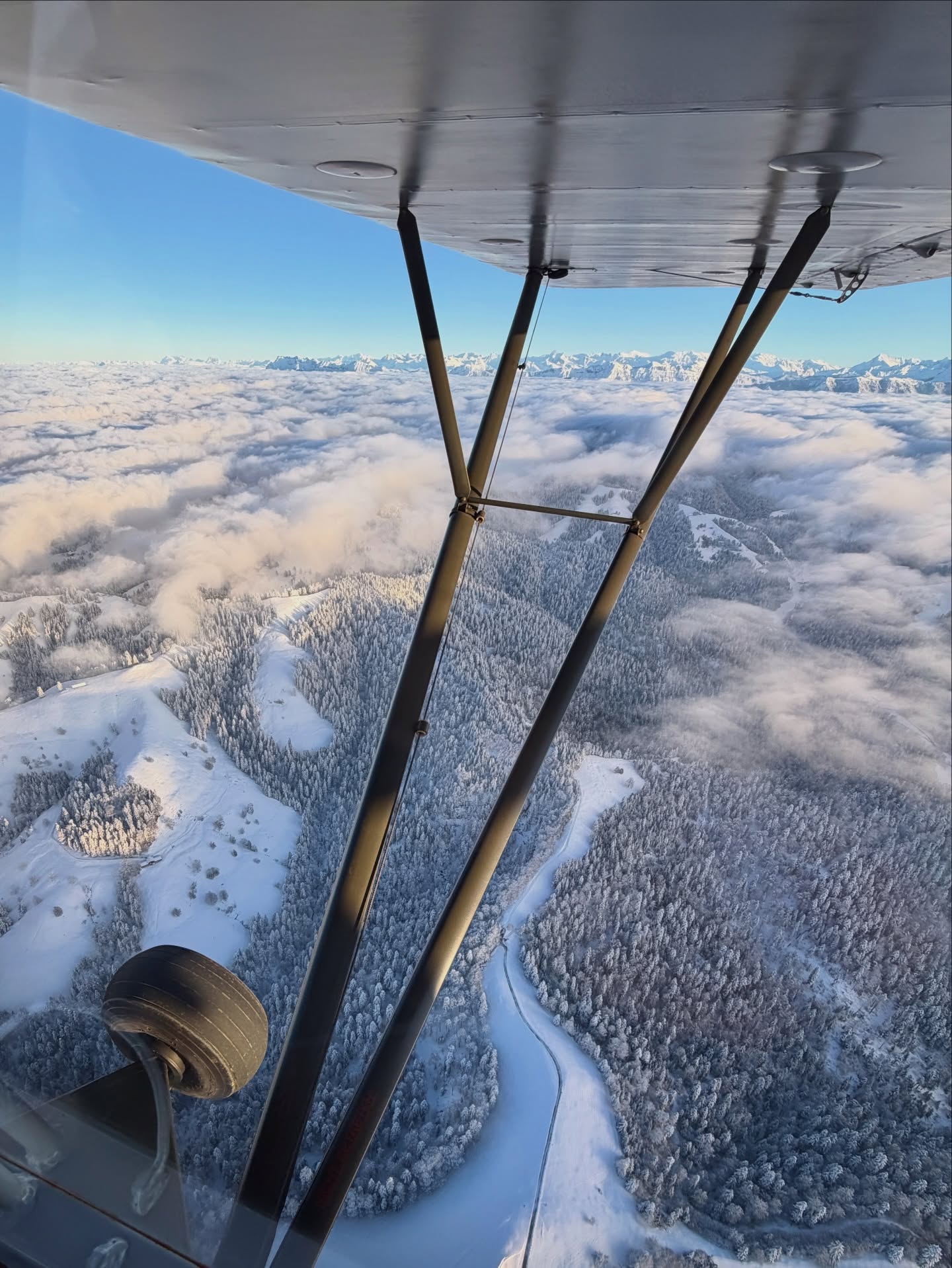 Winter ❄️ Paradies! 💙
#slowbirds #winterwonderland #piperl4 #piper #pipercub #ladieslovetaildraggers #tailwheelpilot #emmental #switzerland #mountaingirls #mountain #snow #aviation #skyishome
@continental_at
@piper_aircraft_inc
@emmentalvalley
@taildraggers
@ladyaviators