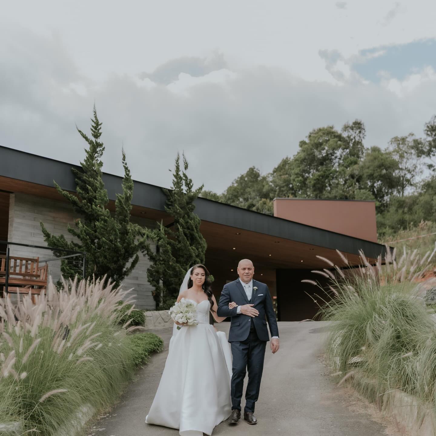 O caminho até o altar é mais do que alguns passos , é uma história inteira caminhando junta.
O olhar do pai, o suspiro da noiva, a promessa de um novo capítulo.
Na Illustratti, cada passo ganha memória, significado e poesia.
Noiva @kerin_lautter
Fotografia por @sheephouseweddings