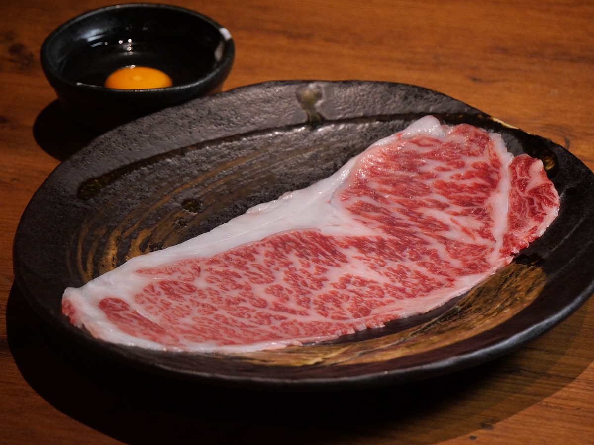 A5和牛をさっと炙り、卵にくぐらせてお楽しみいただく
新メニュー「和牛焼きすき焼き」 が登場いたしました。
とろける旨みと上品な甘さが広がる、特別な一品です。
ぜひ、この機会にご堪能くださいませ。
店名:焼肉マウム 京都木屋町店
ディナー営業↓
•予算:3,800円〜
•営業時間:17:00〜3:00
【ディナー予約方法】
•電話
•DM
•プロフィールのURL
•住所:〒604-8021 京都府京都市中京区北車屋町265-1 UGKビル1F
•電話番号:+81-75-741-7011
阪急四条河原町駅・京阪祇園四条駅より、
徒歩5分と駅チカ
※駐輪、駐車場 近隣にコインパーキング有り ____________________________________________
Lightly seared A5 Wagyu, dipped into a rich egg yolk—
we are pleased to introduce our new dish, “Wagyu Yaki-Sukiyaki.”
This special offering features melt-in-your-mouth tenderness
and an elegant, refined sweetness.
We invite you to enjoy it at your leisure.
Restaurant Name: Yakiniku Maumu Kyoto Kiyamachi Branch
Dinner Service↓
* Budget: Starting from ¥3,800
* Hours: 17:00 - 3:00
:How to Reserve for Dinner:
* Phone: ☎
* DM
* Website
* Address: 〒604-8021 265-1 Kitaguruma-cho, Nakagyo-ku, Kyoto-shi, Kyoto UGK Building 1F, Japan
* Phone: +81-75-741-7011
#wagyu #京都グルメ #京都焼肉 kyotofoodie 焼肉焼肉マウム
