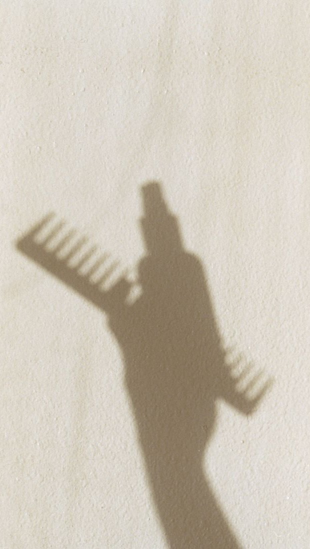 La pérdida de cabello NO se trata solo con tónicos ni “bajando el estrés”.
La caída del cabello es un problema médico, multifactorial, que requiere:
✔️ Diagnóstico adecuado
✔️ Identificar la causa (hormonal, genética, inflamatoria, nutricional)
✔️ Tratamientos médicos personalizados
✔️ Seguimiento