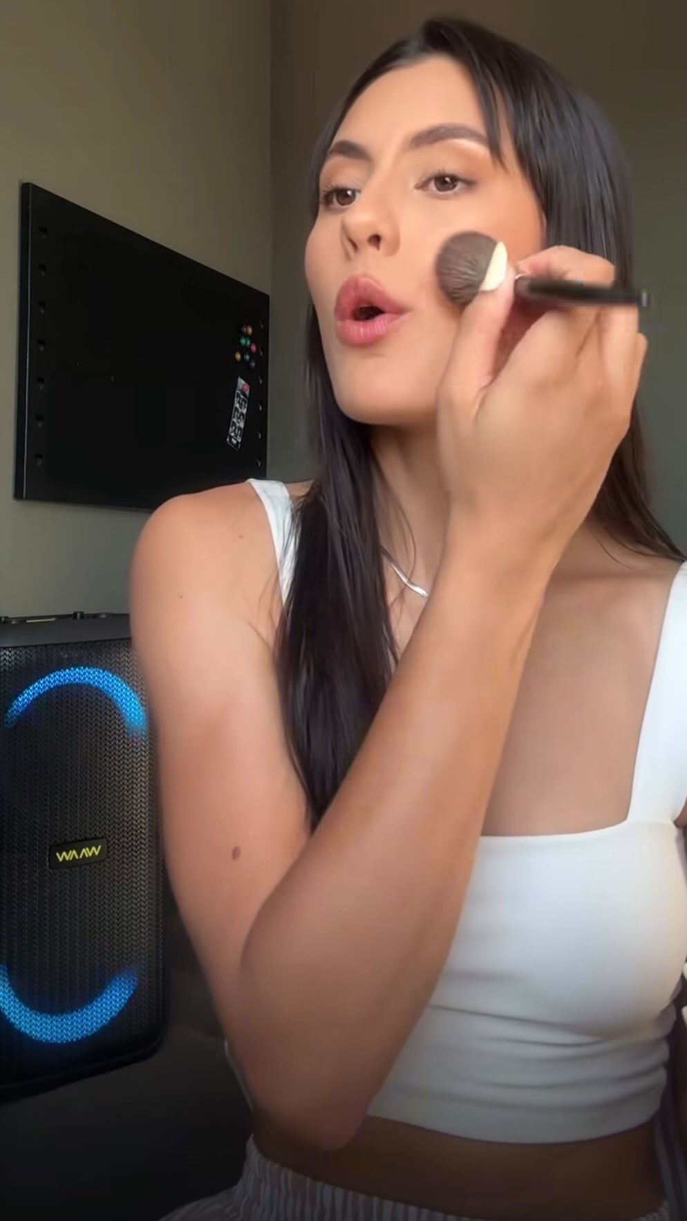 Essa parceria chegou com a energia certa! ✨🔊
A @victoriasmiranda fez uma parceria incrível com a WAAW, em uma collab que tem tudo a ver com o estilo dela: música presente no dia a dia, leveza e um lifestyle cheio de personalidade.
A caixa de som já se integra à rotina da Vic, acompanha no trabalho, nos momentos de pausa, no autocuidado e em cada ambiente onde ela mostra sua vibe.
No fim, é sobre elevar cada momento com qualidade de som e uma atmosfera que acompanha o ritmo dela. 🔊💛