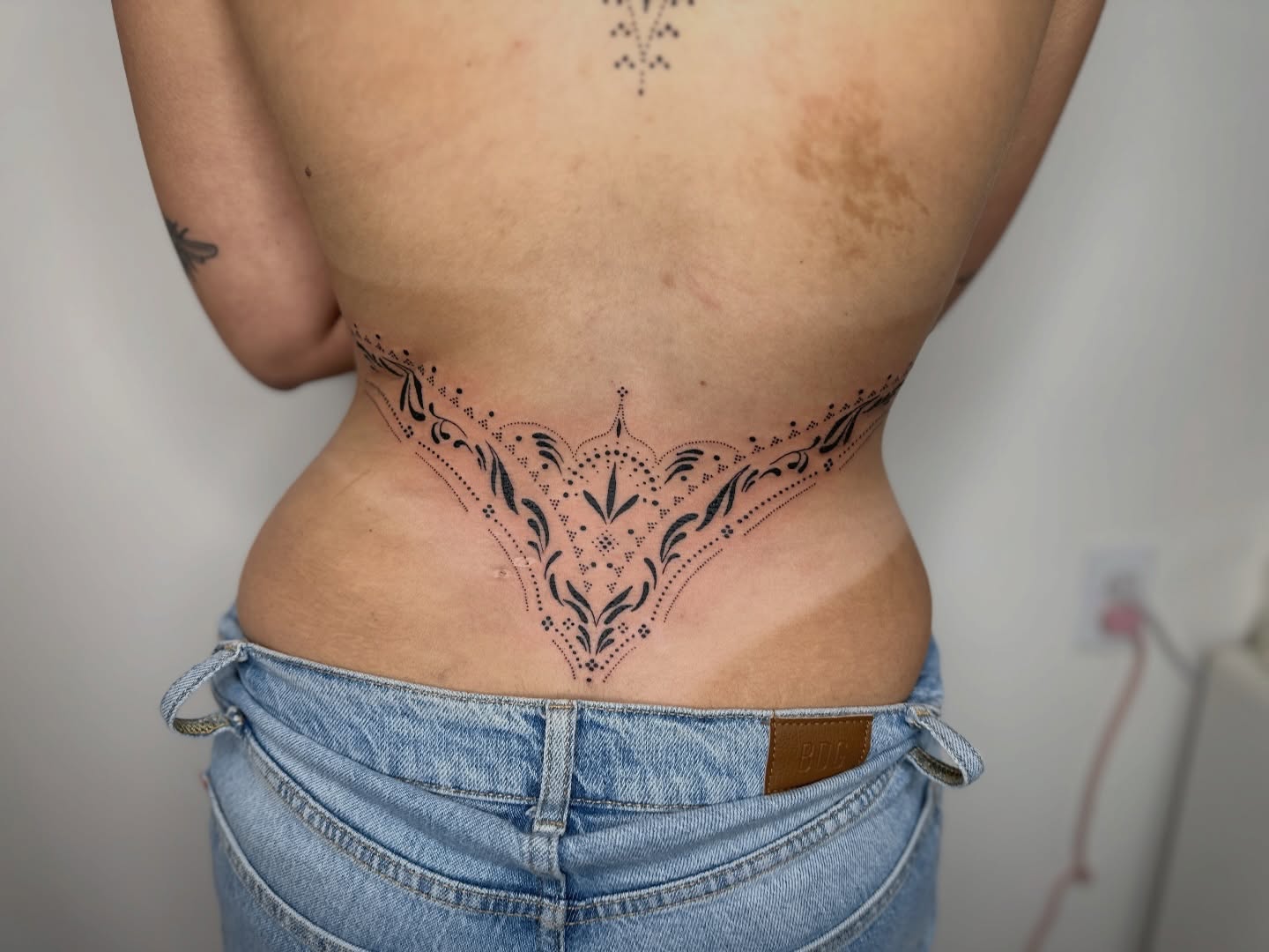 Ornamental lower back tattoo done @bigfeelingstattoo π Our grand opening flash day is this Saturday! See you guys this weekend at the new studio space. Also booking for December and January! Iβd love to do more pieces like this this winter. β₯οΈ
.
.
.
.
#ornamentaltattoo #austintattoo #austintattooartist #austintattooshop