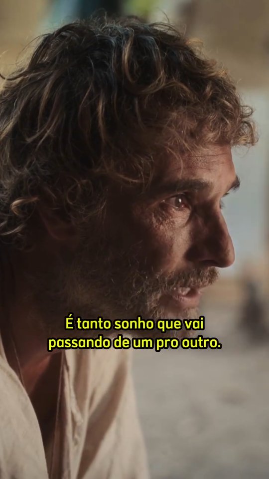 O Filho de Mil Homens, conta a história de pessoas que carregam vazios antigos, mas que, ao se encontrarem, descobrem novos modos de pertencer. É um filme sobre solidão, afetos improváveis e a coragem de construir laços onde antes só havia silêncio. Uma narrativa delicada sobre como podemos nos tornar casa uns para os outros mesmo quando nunca tivemos uma.
E partindo desse lugar e narrativa, perceber que às vezes a vida lembra que ser humano é, antes de tudo, caber em nós mesmos.
Não no sentido perfeito, não no encaixe exato, mas no reconhecimento silencioso de que somos alguém, mesmo quando ninguém nos garantiu isso antes.
Ser gente é aprender a habitar nossos vazios sem tratá-los como defeito.
É descobrir que o que falta também aponta para onde podemos crescer.
É entender que não nascemos prontos para sermos amados mas que podemos nos tornar um lugar possível, um território onde a vida faz morada.
Somos feitos de tentativas.
De encontros que chegam tarde.
De lares que construímos com as mãos trêmulas.
De olhos que buscam, às vezes no escuro, algum sinal de que pertencemos a algo maior do que a dor.
E, no meio disso tudo, percebemos:
o sentido não está em “ser suficiente”, mas em reconhecer que merecemos existir do nosso jeito, na nossa hora, com a nossa voz.
Ser humano é isso aceitar que somos obra inacabada e, ainda assim, digna.
Disponível: Netflix.