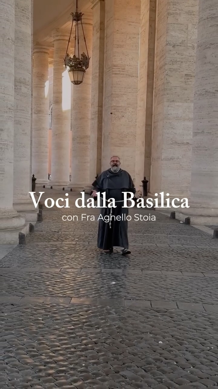 ✨ #arteinbasilica
Oggi, Fra Agnello Stoia, parroco della Basilica di San Pietro, ci accompagna nel primo gesto che accoglie ogni pellegrino quando arriva a San Pietro: l’abbraccio del Colonnato del Bernini.
Un abbraccio che non è anonimo, perché è composto da 140 santi che, dall’alto, sembrano salutare chi entra nella grande piazza della Chiesa.
Fra Agnello ricorda che ogni statua racconta una storia diversa: uomini e donne, laici, religiosi, vescovi, padri e madri di famiglia. Una moltitudine che rappresenta la Chiesa del Cielo, viva e vicina.
Tra queste figure c’è anche san Genesio, l’attore che derideva i cristiani durante un battesimo. Proprio mentre stava recitando, la grazia lo raggiunse all’improvviso: iniziò a pregare davanti a tutti, venne arrestato e pochi giorni dopo morì martire.
Una testimonianza che, come dice Fra Agnello, ci ricorda come la grazia possa toccare chiunque e in qualunque momento, perché il compimento di ogni legge è l’amore e la santità, così come Cristo ci ha insegnato.
👉 Segui @piazzasanpietromagazine per scoprire altre storie d’arte, fede e bellezza.
👉 Leggi la rivista digitale sul nostro sito.