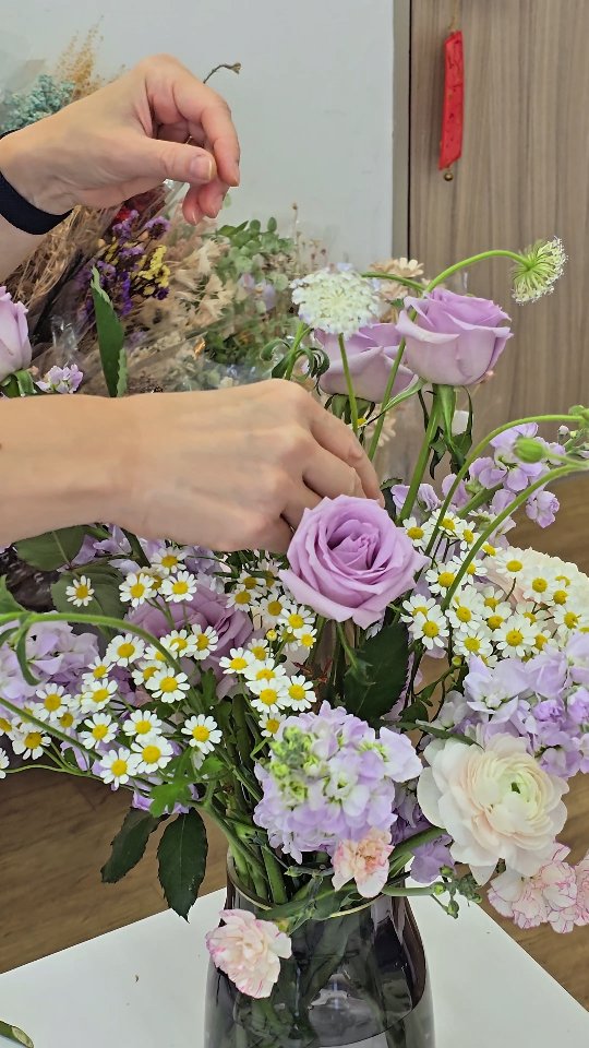 Fresh Flower Vase Arrangement Workshop - 30 Oct
.
DM or whatsapp us @ 94232010 / 85717679 for more information
.
#leblancflorist #leblancfloristworkshop #flowerlesson flowerbouquet sgfloral sgflowers sgshopping henspartysg sgcrafters sgflorist workshopsg sgworkshop supportlocal sgevents craftedinsg sgmakers sgonlineflorist flowerworkshopsg 花束 網上花店 花 花店 꽃 韩式花艺 花艺课程 花艺