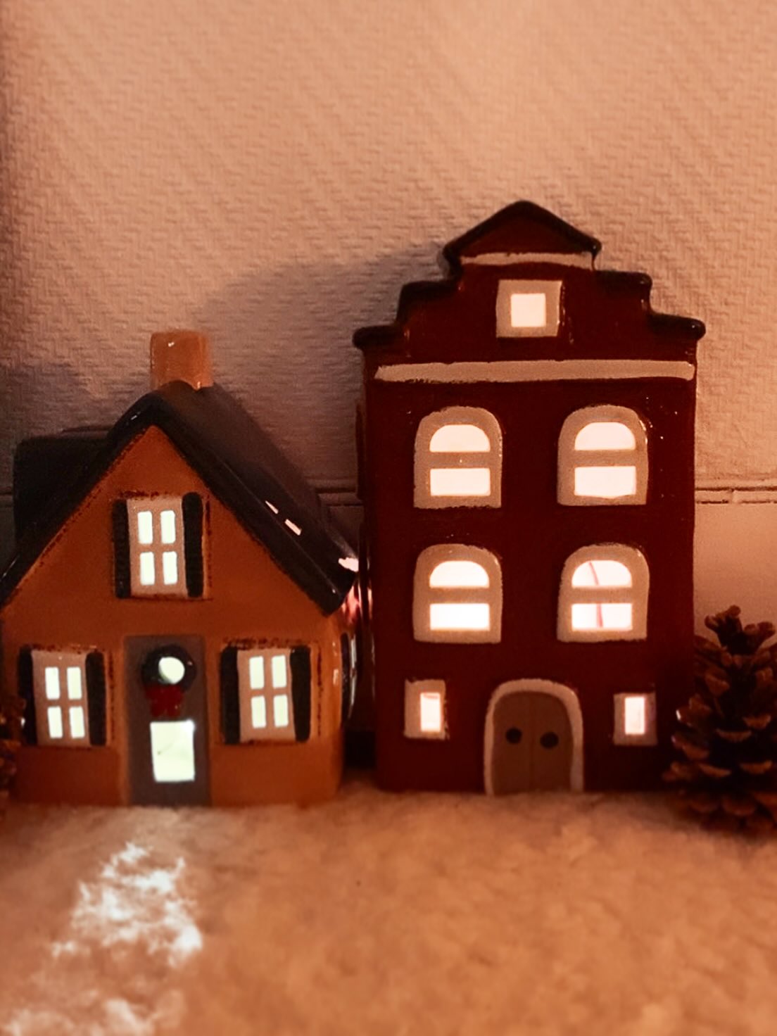 • PETITES MAISONS •
Après la collection des miroirs dans le couloir, c’est le tour des maisons lumineuses pour notre village de Noël !
✨