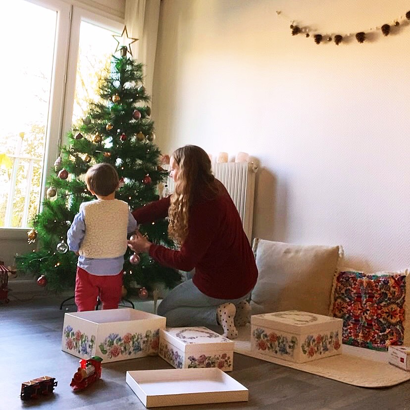 • DÉCORER LE SAPIN ENSEMBLE •
Le voir s’émerveiller devant chaque décoration.
Encore plus quand elles sont lumineuses.
L’entendre dire « waouuuu maman »
Le bonheur.
🎄