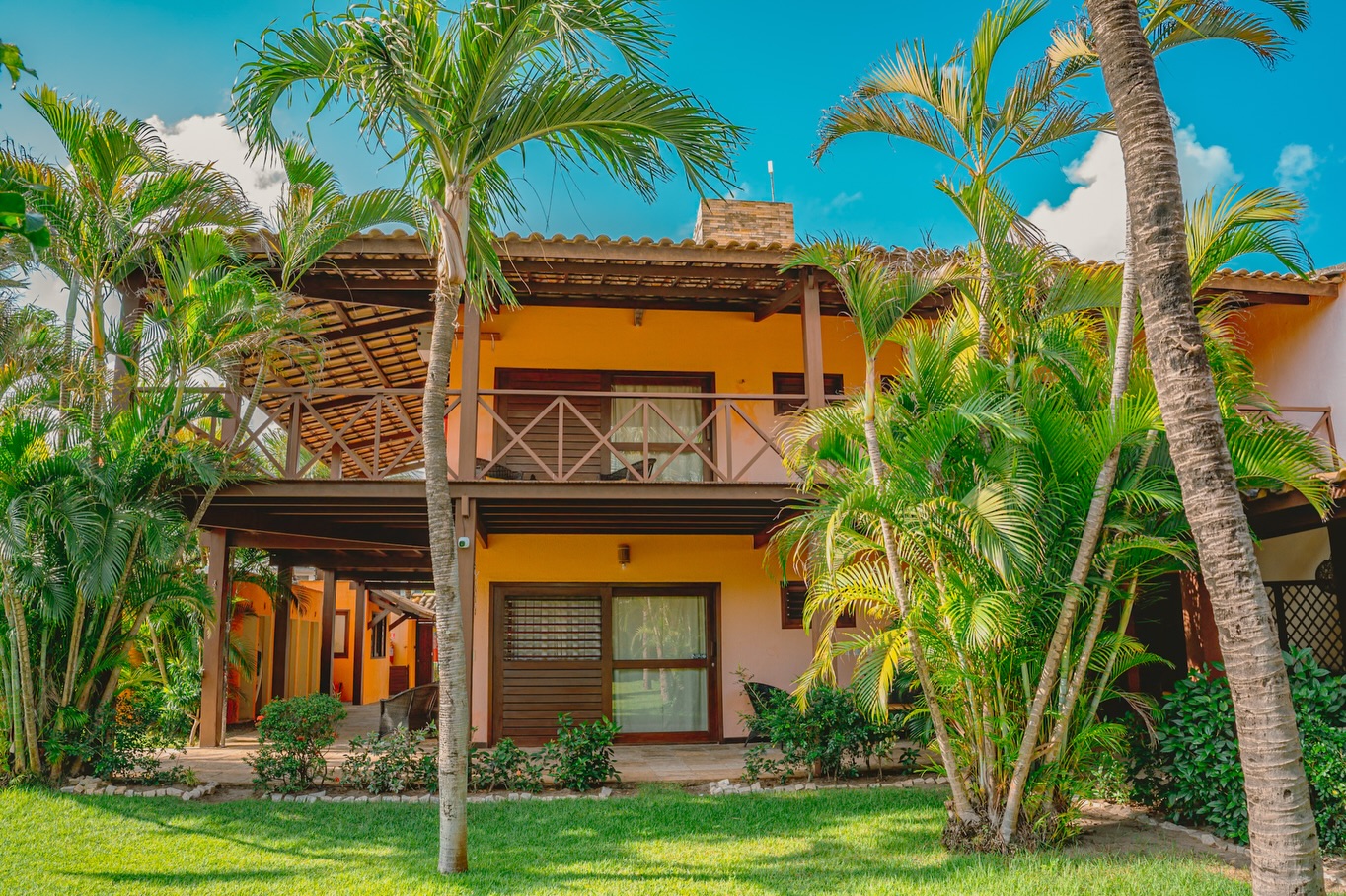 LO BUENO ESTÁ AQUÍ 🎶
Tudo em um só lugar, nosso paraíso em Cumbuco! 🌊
Aqui você encontra o equilíbrio perfeito entre descanso e adrenalina:
✨ Café da manhã natural e delicioso todos os dias
✨ Piscina, jardim e áreas de convivência para relaxar
✨ Acomodação confortável cercada pela natureza
✨ Escola própria de Kitesurf e Wing Foil com instrutores certificados
✨ A poucos metros das melhores praias para velejar
💥 Venha viver essa experiência completa: aprender, velejar e relaxar no mesmo lugar.
📲 Reserve sua estadia pelo WhatsApp da bio e faça parte da nossa família Meeting Point!
