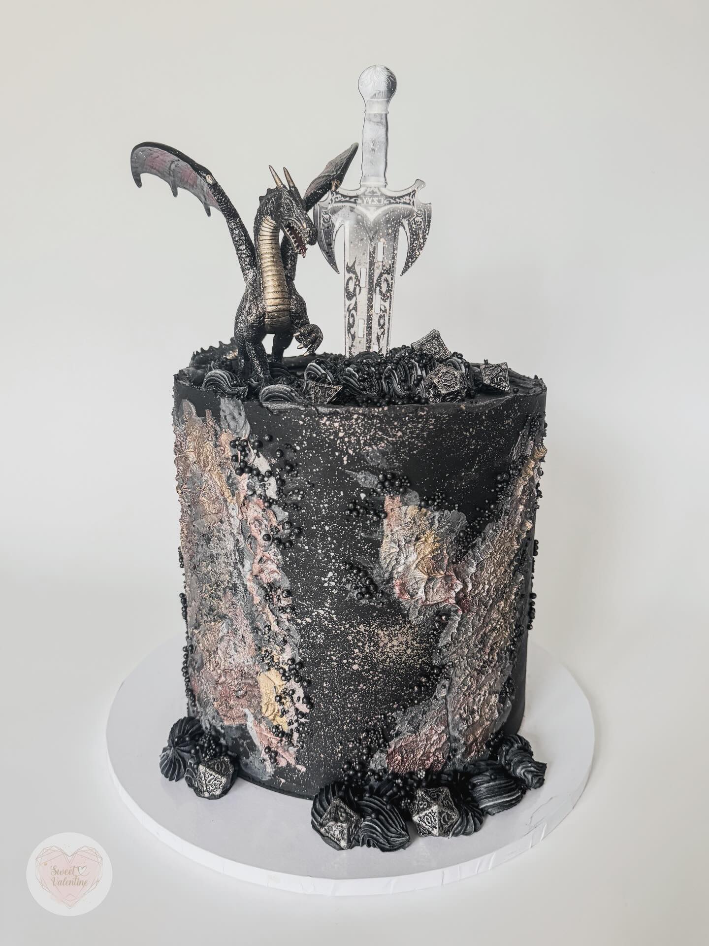 A Dungeons and Dragons themed birthday cake 🐉
I can honestly say I have never played the game but it sure does make a cool cake theme. Love my customers requests, keep them coming!!
#dungeonsanddragonsart #themedbirthdaycake #cakeartistry