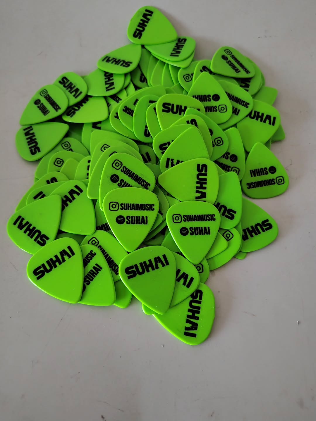 Que tal ter suas próprias palhetas personalizadas? 🎶
Seja para você, sua banda , empresa ou um presente especial, criamos palhetas exclusivas que carregam identidade, estilo e paixão pela música. Agora, queremos compartilhar algumas dessas criações com vocês!
🎸 #AcordesDaNossaHistória 🎶
Cada palheta vai além do design—ela traz memórias e personalidade para cada acorde. Ao longo do tempo, desenvolvemos modelos únicos para músicos que querem expressar seu som de forma autêntica.
Se alguma dessas palhetas te inspirou, que tal transformar suas ideias em algo único? ✨ Entre em contato e crie a sua!
📩 Chama a gente no direct ou clique no link da bio para saber mais!
🔻 Deixe sua marca em cada nota! 🔻
#PalhetaPersonalizada