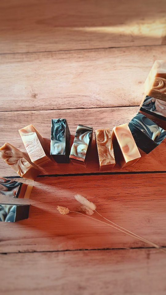 🎁 Ce que tu trouveras dans mes colis.
J'ajoute toujours une petite note explicative dans mes colis car j'utilise des emballages de récupération afin de limiter mes déchets et de donner une seconde vie à nos cartons.
Mes colis sont moins jolis mais c'est pour la bonne cause !
Et à partir de 20€ d'achats, j'y glisse un échantillon gratuit pour te remercier 😊
Va voir la boutique en ligne pour en profiter !
👈 lien en bio
#savonnerieartisanale #savonsfaitmain #recup #artisanefrançaise