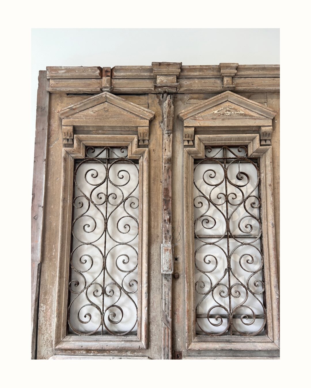 Waar deuren sluiten, gaan er nieuwe open… en ik loop er met mijn Linen & Wood-blik én een bouwhelm-waardige to-do list doorheen. 🚪✨
Mijn dagen bestaan momenteel uit keuzes maken, fouten oplossen en zo druk zijn als een kleine aannemer, projectleider en bouwteam in één.
Pffff wat je allemaal al niet kunt zo in je uppie met telefoon in de ene en rolmaat in de andere hand terwijl hubby-lief op the background zo af en toe ook nog eens een verhelderende vraag in het potje gooit. 🤣
Tussen het zoeken naar mooie items voor het nieuwe appartement en het schrijven van mijn interieurblogs, probeer ik óók nog te onthouden in welke doos mijn leven zit. 📦
Kerstversiering?
Die viert dit jaar vakantie in een verhuisdoos. 🎄
Fijne sinterklaasavond voor degene die het vieren.
Liefs van een onder het bouwstof Dagmar 👷🏼♀️
#buildingsite #remodel #construction #sinterklaasfeest #bobdebouwer @linenandwoodinterior #dekeuzeisreuze #foutenoplossen #nochristmascardsthisyear #verhuisdozen #moveing #olddoors