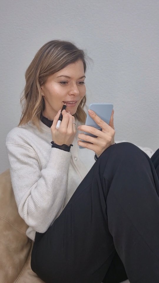 Il y a des projets qui naissent dans le cœur avant de naître sur le papier…
Celui-ci en fait partie. ✨
2025 a été mon année de changement je souhaite de tout coeur que 2026 soit la tienne.
On commence le 1er décembre.
Je t’attends.
Et si tu penses qu’une femme autour de toi aurait besoin de cette énergie,
tu peux lui partager ce réel en douceur. 💙
#reveetrealite #cheminverssoi #premierdecembre