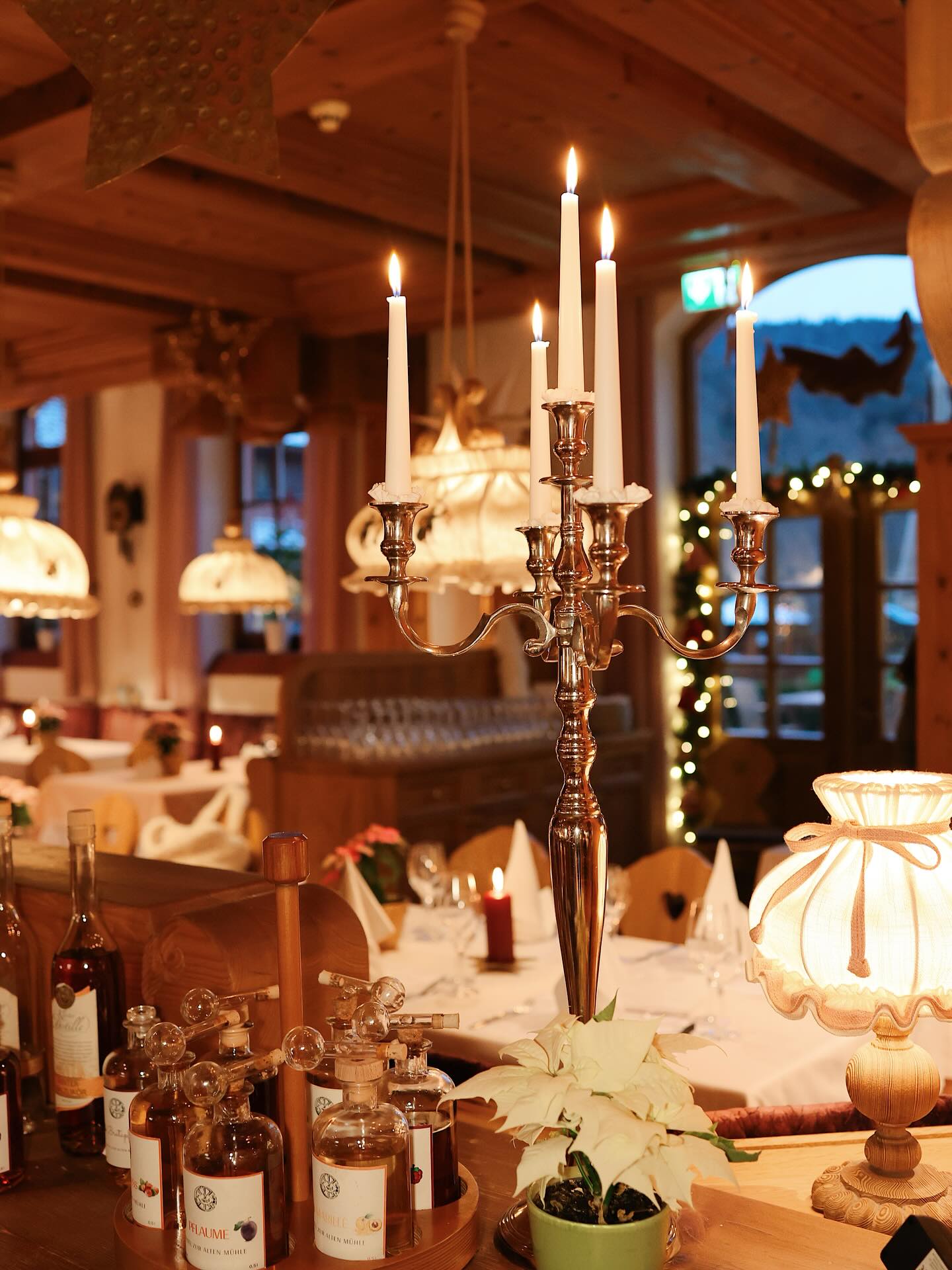 Kerzenschein, festliche Dekoration und eine Atmosphäre zum Wohlfühlen – bei uns erwartet Sie die schönste Zeit des Jahres in ihrer ganzen Pracht. 🕯️✨
Lassen Sie sich von der besinnlichen Stimmung verzaubern und genießen Sie unvergessliche Momente in unserem festlich geschmückten Restaurant.
Wir freuen uns auf Ihren Besuch! 🎄
#weihnachten #christmas #weihnachtsstimmung #gemütlichkeit #kerzenschein #festlich #restaurant #hotel #alpen #bergweihnacht #weihnachtsdeko #genießen #auszeit #winterzauber #tradition #besinnlich #weihnachtszeit #cozy #candlelight #christmastime