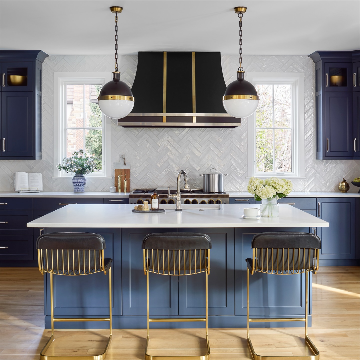 ✨Thanksgiving prep hits different in a kitchen like this.✨
Whether you’re team turkey or team ham, there’s something about gathering here—around the island, under the glow of these pendants, with good food and even better people—that makes the whole day feel extra special. 🤎
So tell me…
🦃 Turkey?
🍖 Ham?
Or are you secretly here just for the sides? 😏
Wishing you all a beautiful holiday filled with warmth, style, and seconds.
#HappyThanksgiving 🥂🧡
📸 by @susiephoto