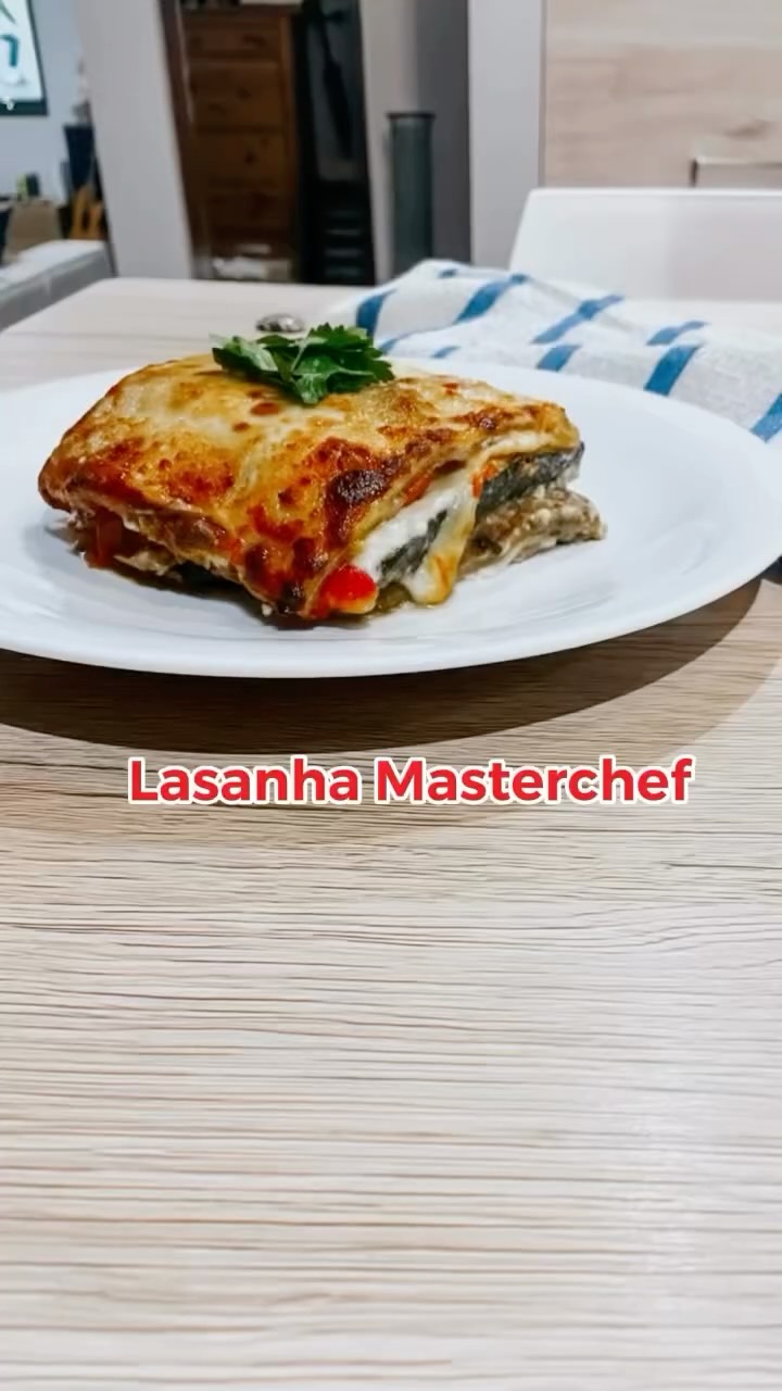 Eu fui testar a famosa lasanha de legumes do Chef Philippe Etchebest…
e, amora, que explosão de sabor! 🌱🔥
Uma receita vegetariana, leve, delicada e profundamente aromática — do jeitinho que a cozinha francesa sabe fazer.
Cada camada é construída com técnica, precisão e respeito ao ingrediente:
legumes bem cortados, refogados no ponto certo e montados como uma verdadeira obra culinária.
E o resultado?
Uma lasanha tão saborosa que você nem pensa na versão tradicional.
Quando a técnica encontra simplicidade, nasce esse tipo de prato:
limpo, elegante e cheio de vida.
📍Quer a receita completa com minhas observações de chef?
Está no site: chefgibecari.com
Marca a amora que vai amar esse prato vegetariano perfeito 💛
#GiBecari #PhilippeEtchebest #LasanhaDeLegumes #ReceitaVegetariana #CozinhaFrancesa #ChefNaFrança #CozinhaComAfeto #TecnicaCulinaria #LegumesNoPonto #Vegetariano #AmorasDaCozinha #GastronomiaFrancesa #ReceitaElegante #SemMenisquência #GourmetEmCasa